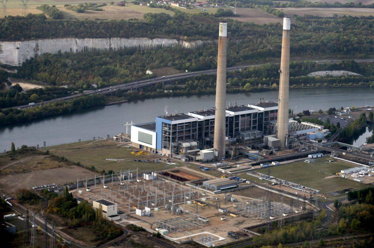 C'est toute la partie Est (à gauche sur la photo) de la centrale thermique EDF de Porcheville (Yvelines) qui devrait accueillir des milliers de panneaux solaires. LP/A.H.