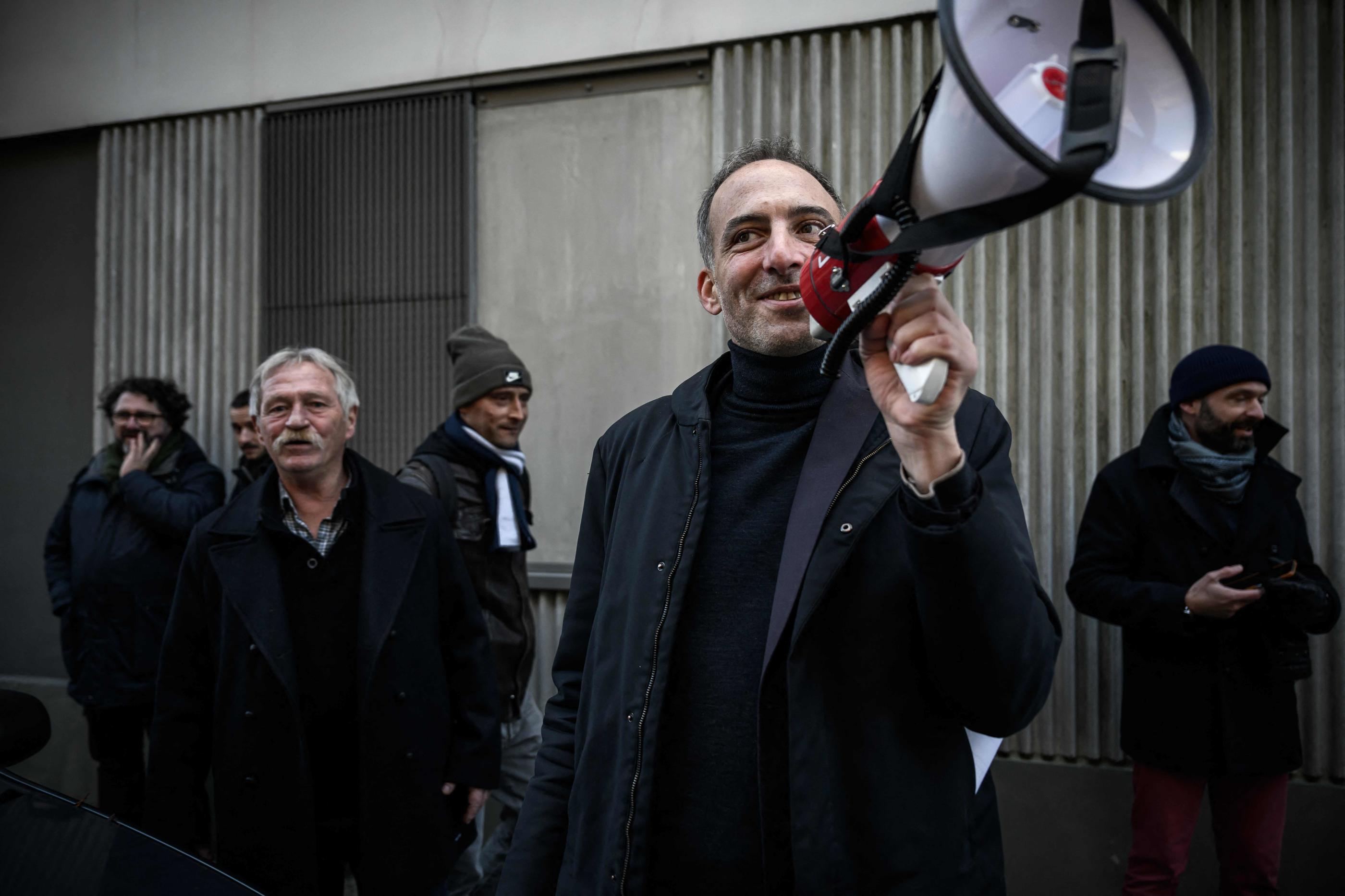 José Bové et Raphaël Glucksmann ce samedi à Bordeaux, lors d'un meeting improvisé pour ceux qui n'avaient pu entrer dans le lieu prévu en raison de l'affluence. AFP/Philippe Lopez