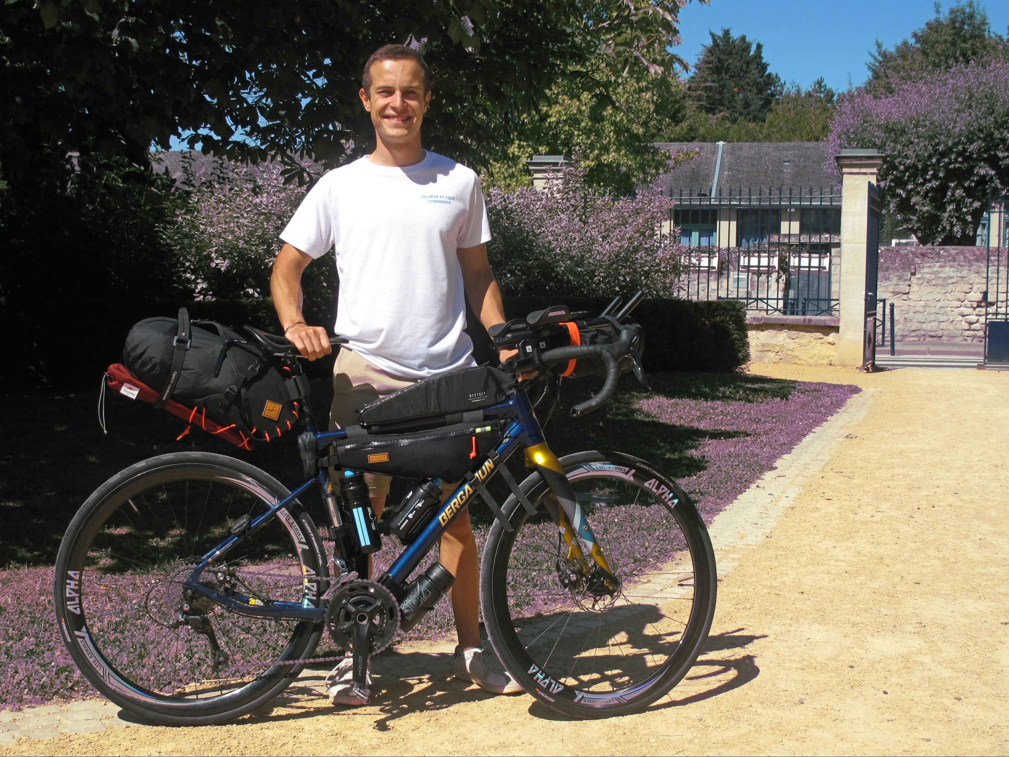 Gouvieux (Oise), le vendredi 8 juillet. Avec son vélo, Hugo part pour rejoindre la Norvège : un périple de 4000km. LP/ Maëlle Roudaut