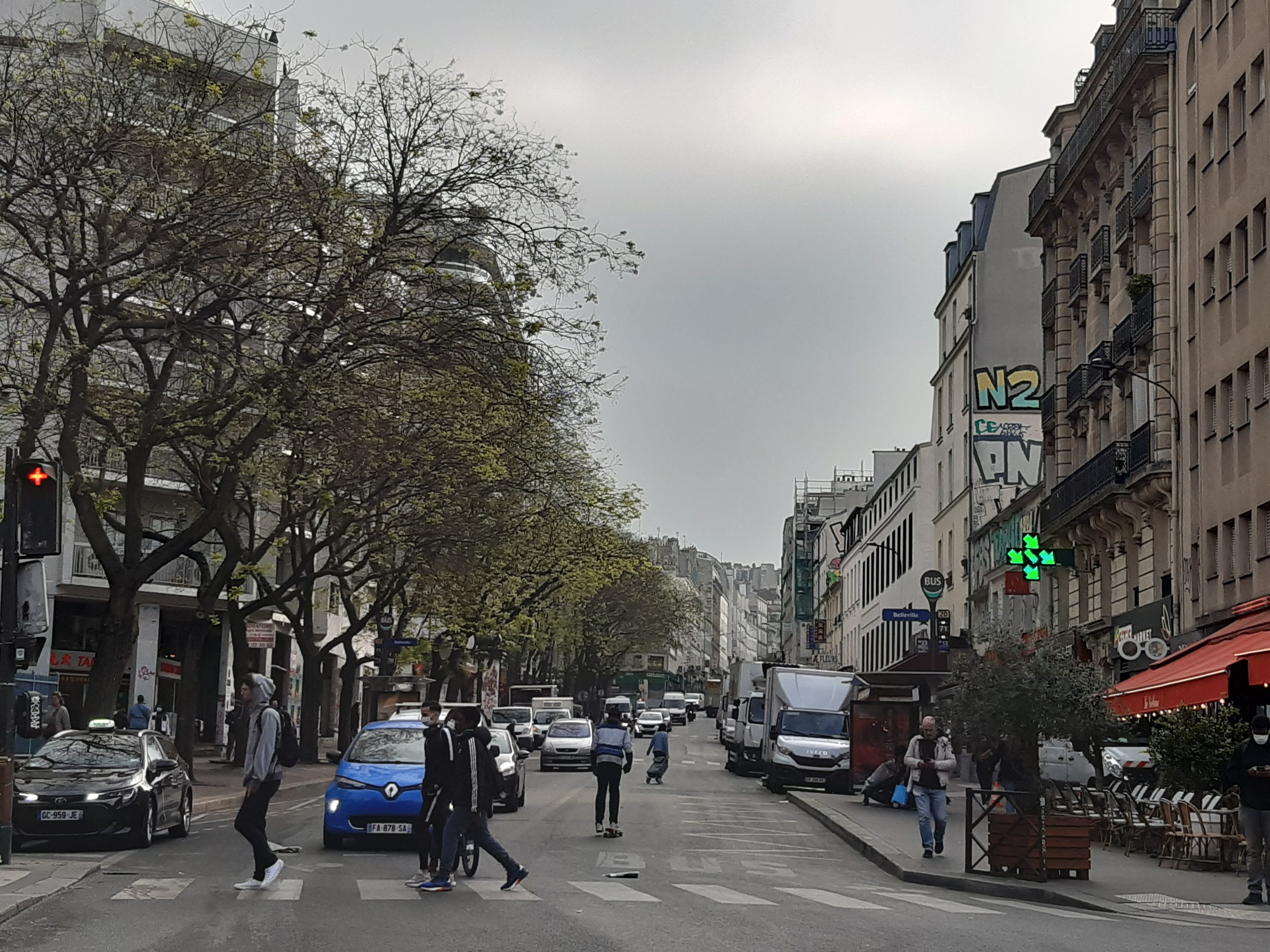 Rue de Belleville, Paris (XIXe), lundi 25 avril.  Avec un taux d'abstention qui atteint 33,81 %, le XIXe est l’arrondissement parisien où les électeurs, comme au premier tour (27,1%), sont les plus nombreux à avoir boudé les urnes. LP/P.B.