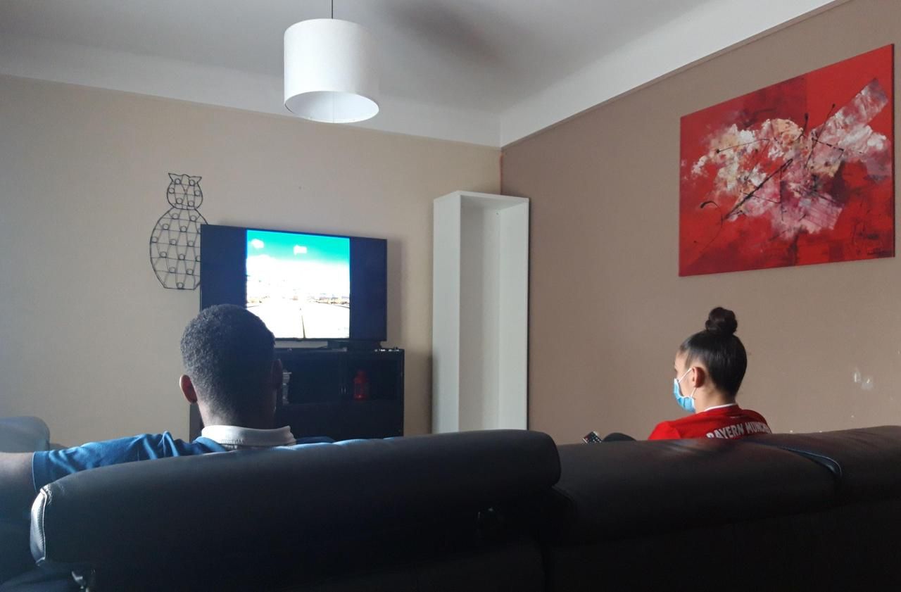 <b></b> Viry-Chatillon (Essonne), le 23 février 2021. Pour tuer l’ennui, deux jeunes du foyer de la fondation Diaconesses de Reuilly regardent des clips de rap dans le salon.