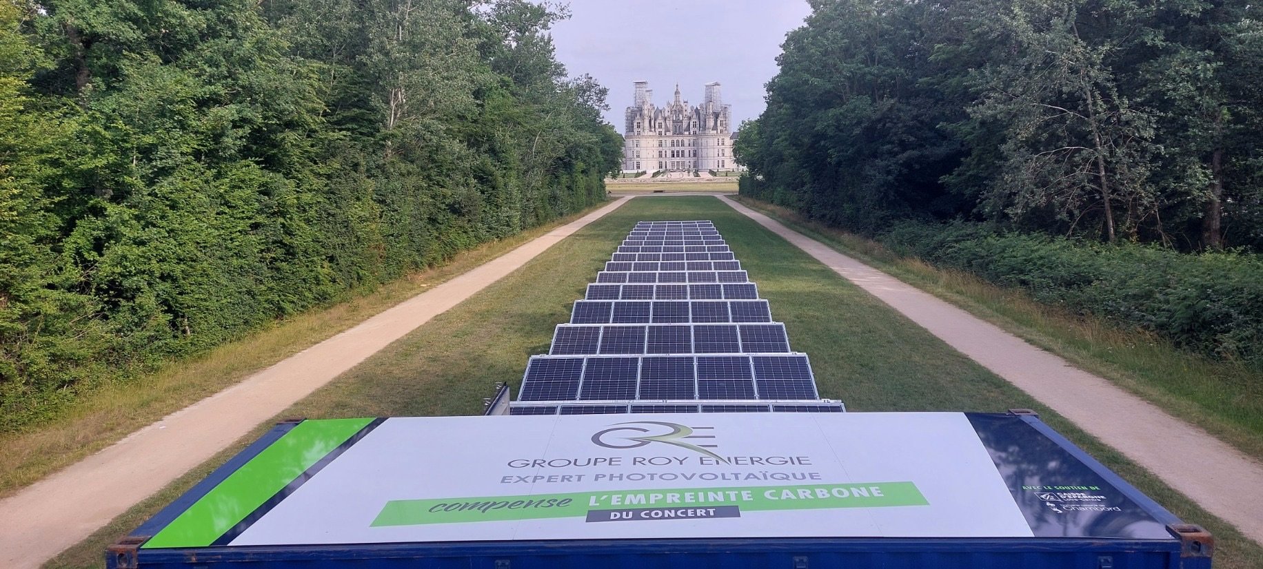 Avec cette centrale solaire, Groupe Roy Energie, implanté à Orléans, ambitionne de produire deux fois plus d'énergie que ce que va consommer le concert. Groupe Roy Energie