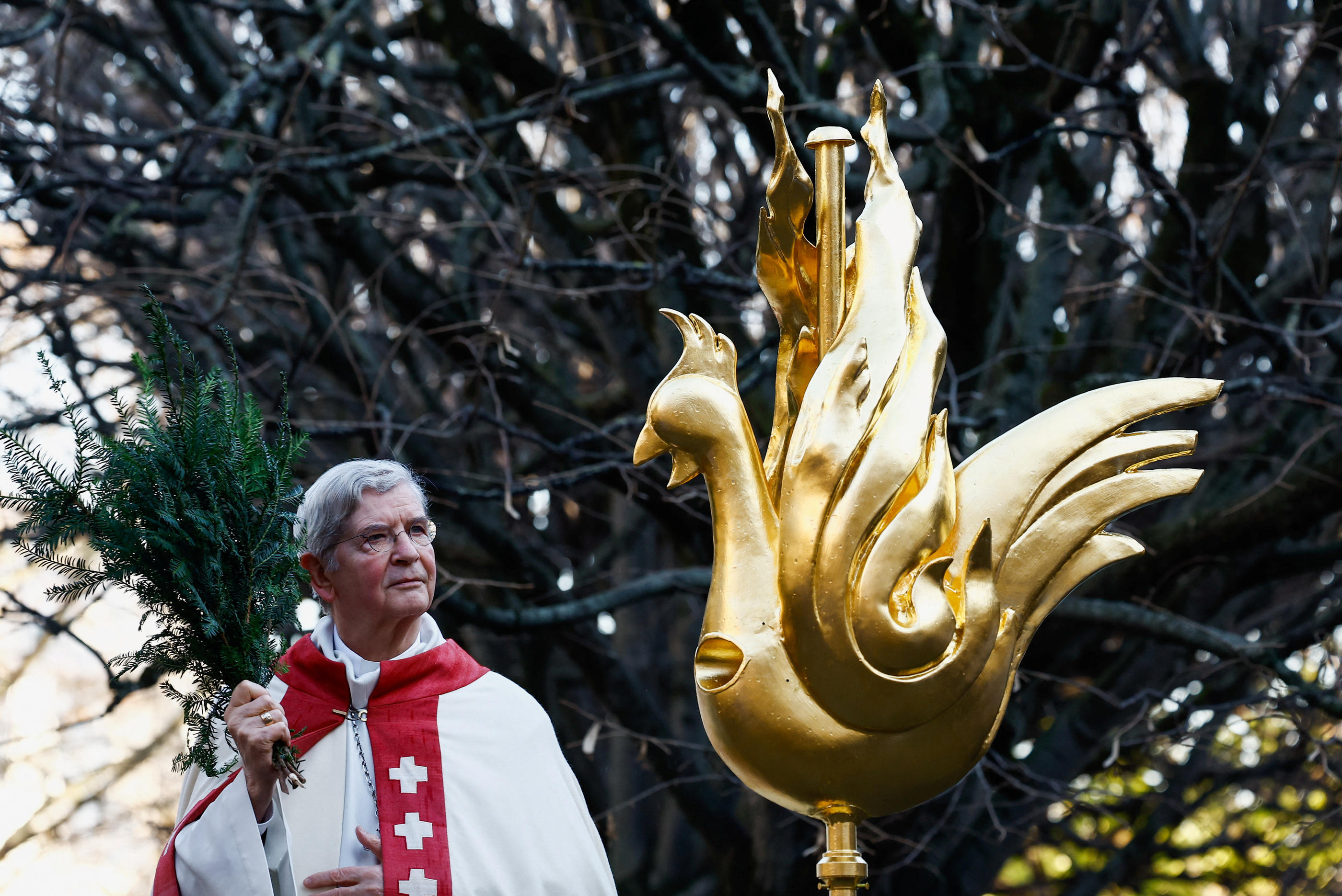 L'archevêque de Paris monseigneur Laurent Ulrich a béni le coq ce samedi avant son installation au sommet de la cathédrale. REUTERS/Christian Hartmann