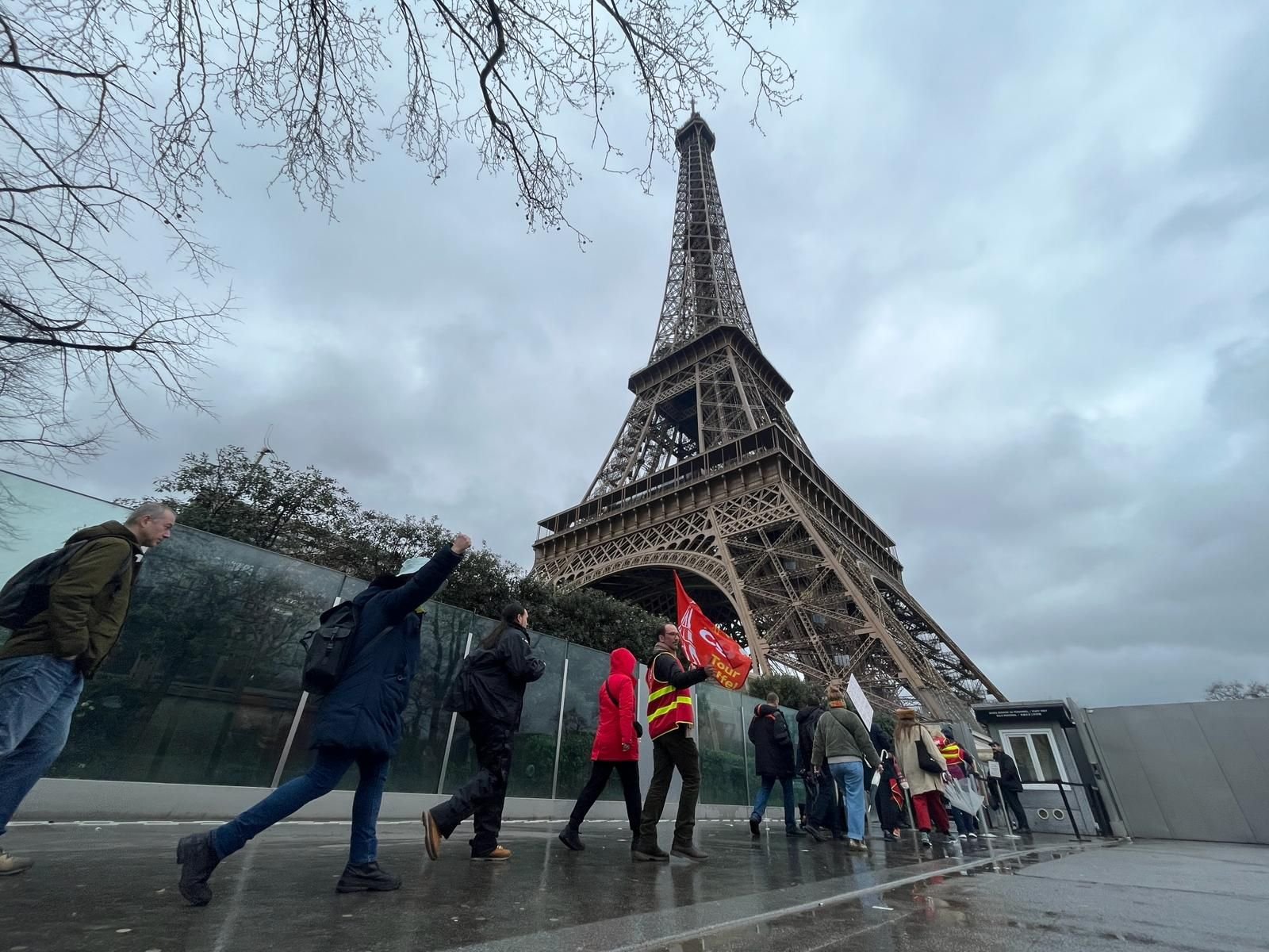 Paris (VIIe), février 2024. Les grévistes dénoncent l'état délabré de la tour Eiffel. « Soyez rassurés, elle ne va pas tomber », lâche un membre du conseil d'administration. LP/Élie Julien