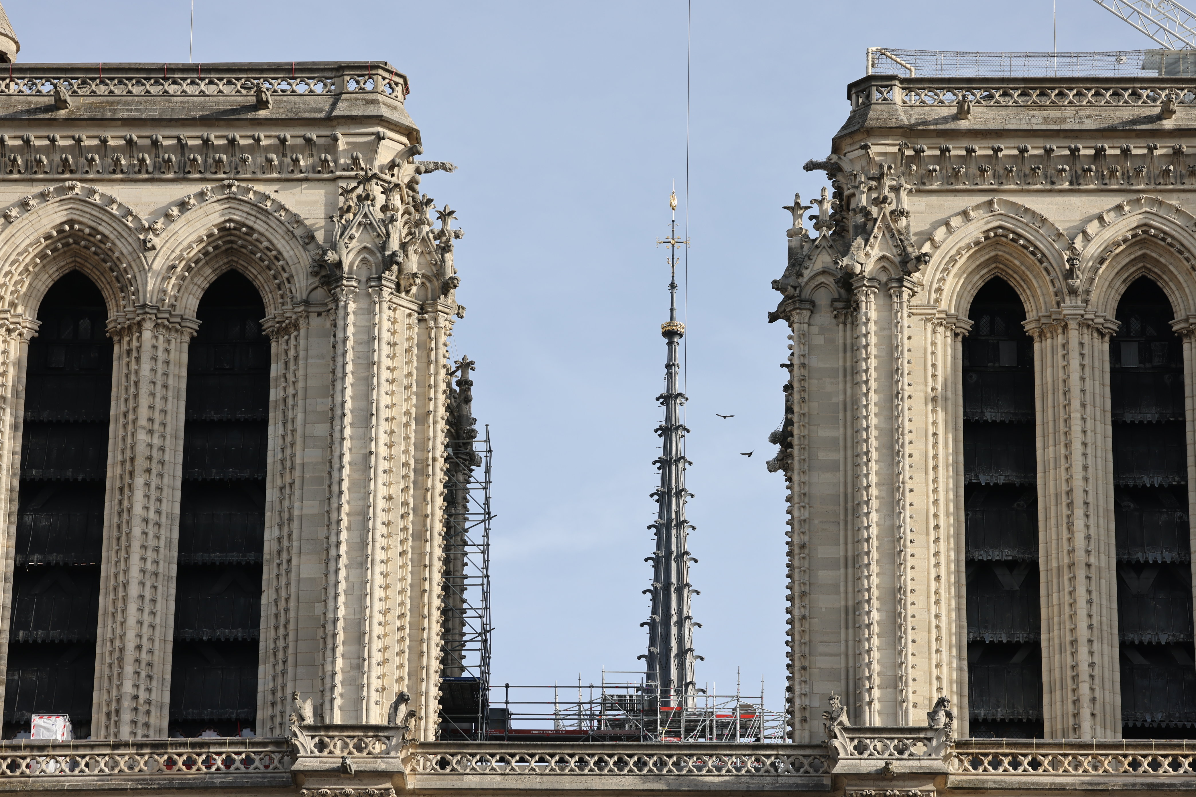 L'aiguille, au sommet de la flèche de Notre-Dame de Paris, est désormais bien visible entre les deux tours de la cathédrale, le 15 février 2024. LP/Olivier Lejeune