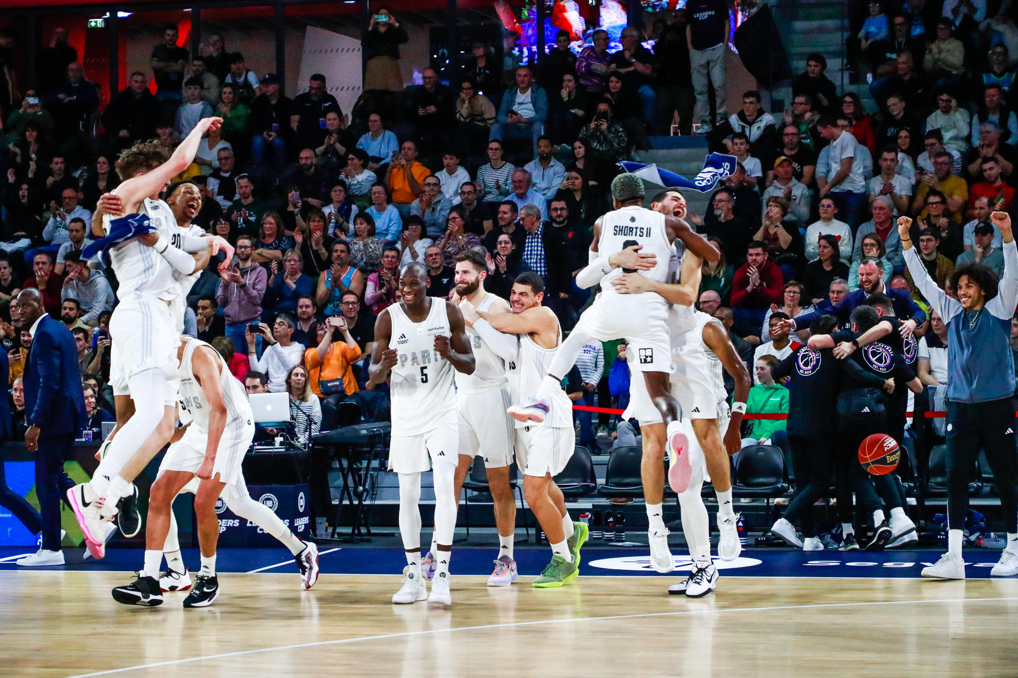 Les joueurs du Paris Basketball fêtent leur victoire contre Nanterre en finale de la Leaders Cup qui s'est tenue à Saint-Chamond le dimanche 18 février. Icon Sport/Romain Biard