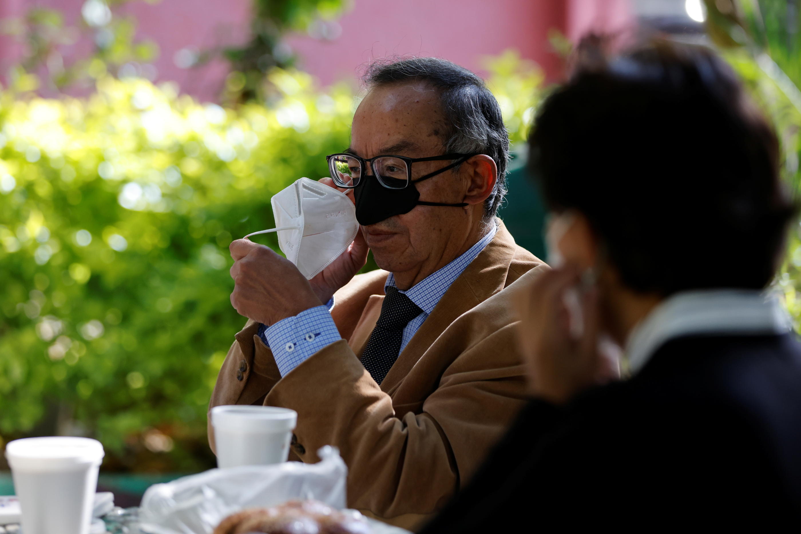 Le scientifique mexicain Gustavo Acosta Altamirano montre sa nouvelle innovation, un masque nasal. REUTERS/Carlos Jasso