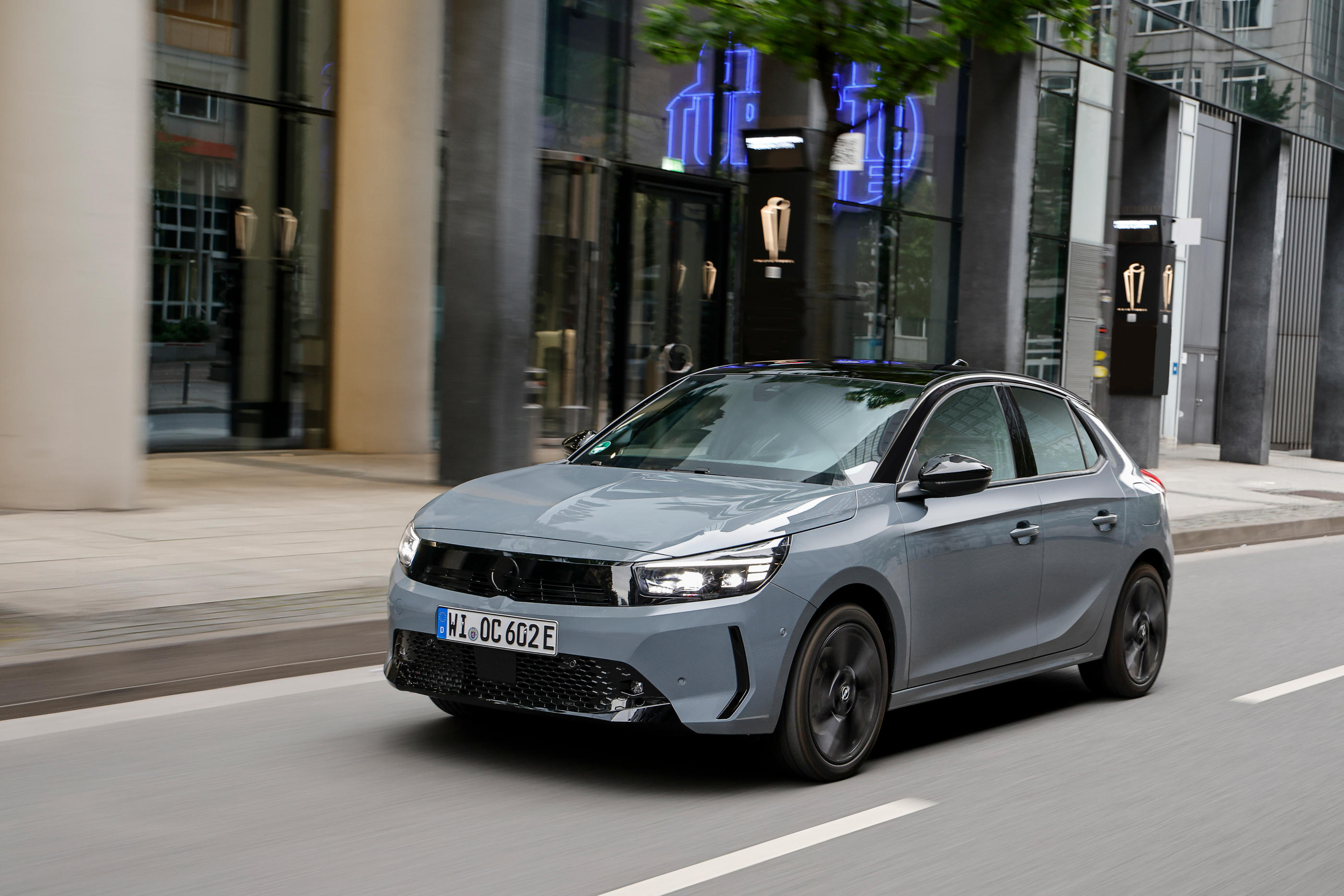 La nouvelle Opel Corsa électrique, sortie il y a un mois, a trouvé rapidement son public en Allemagne et au Royaume-Uni. Le modèle de base est à 36 050 euros en France. Opel Automobile GMBH