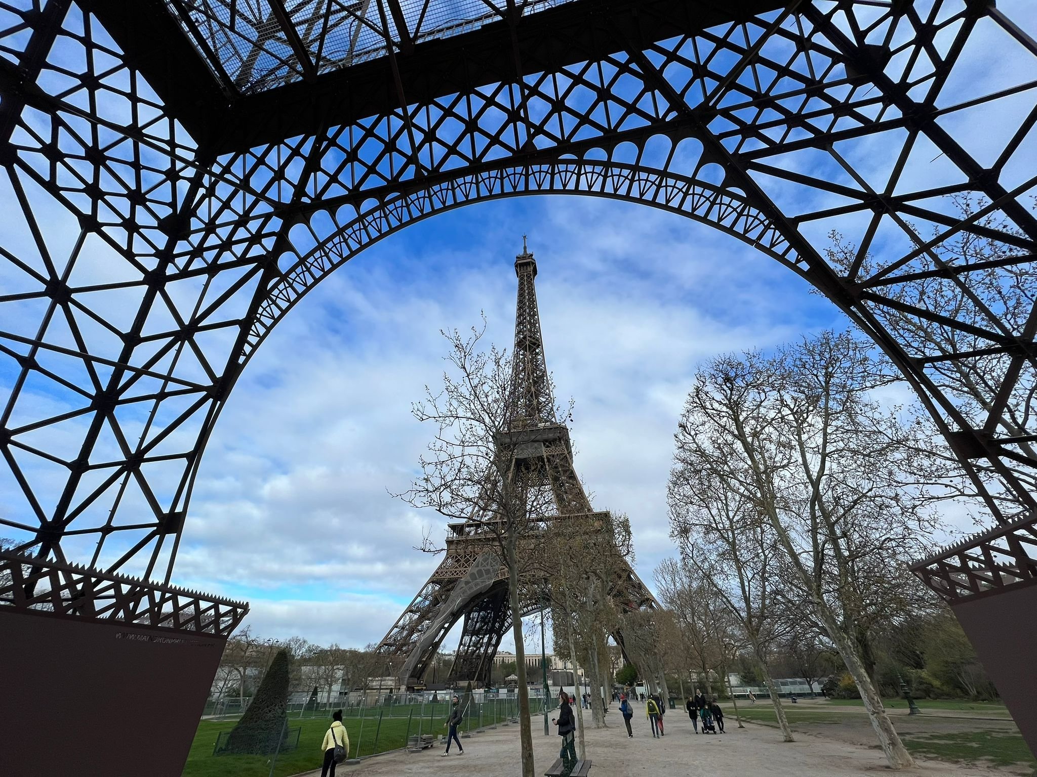 Paris : une réplique miniature de la tour Eiffel construite au pied de la  Dame de fer - Le Parisien