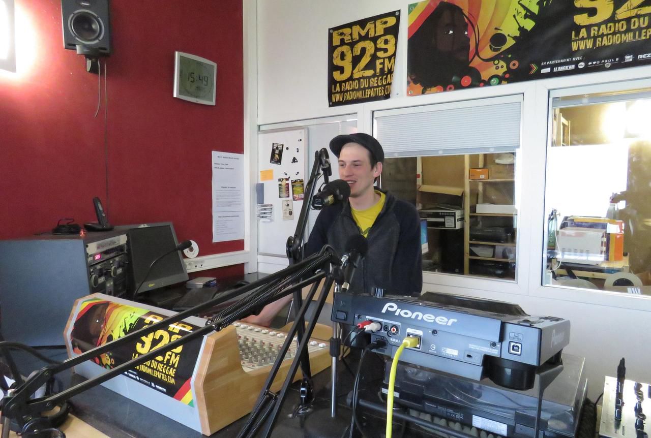 <b></b> Saulx-les-Chartreux, jeudi 1er mars 2018. Tous les lundis, Matthieu Gosme anime l’émission « Roots Access » sur Radio Mille Pattes, la seule station reggae de la bande FM (92.9 FM).