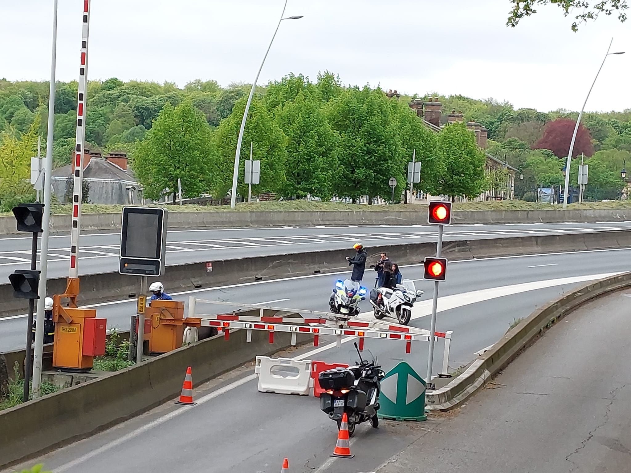 Une fissure entre le viaduc et le tunnel de Saint-Cloud pourrait être à l'origine de le coupure totale du trafic de l'A13 entre Paris et Vaucresson. LP/Hendrick Delaire