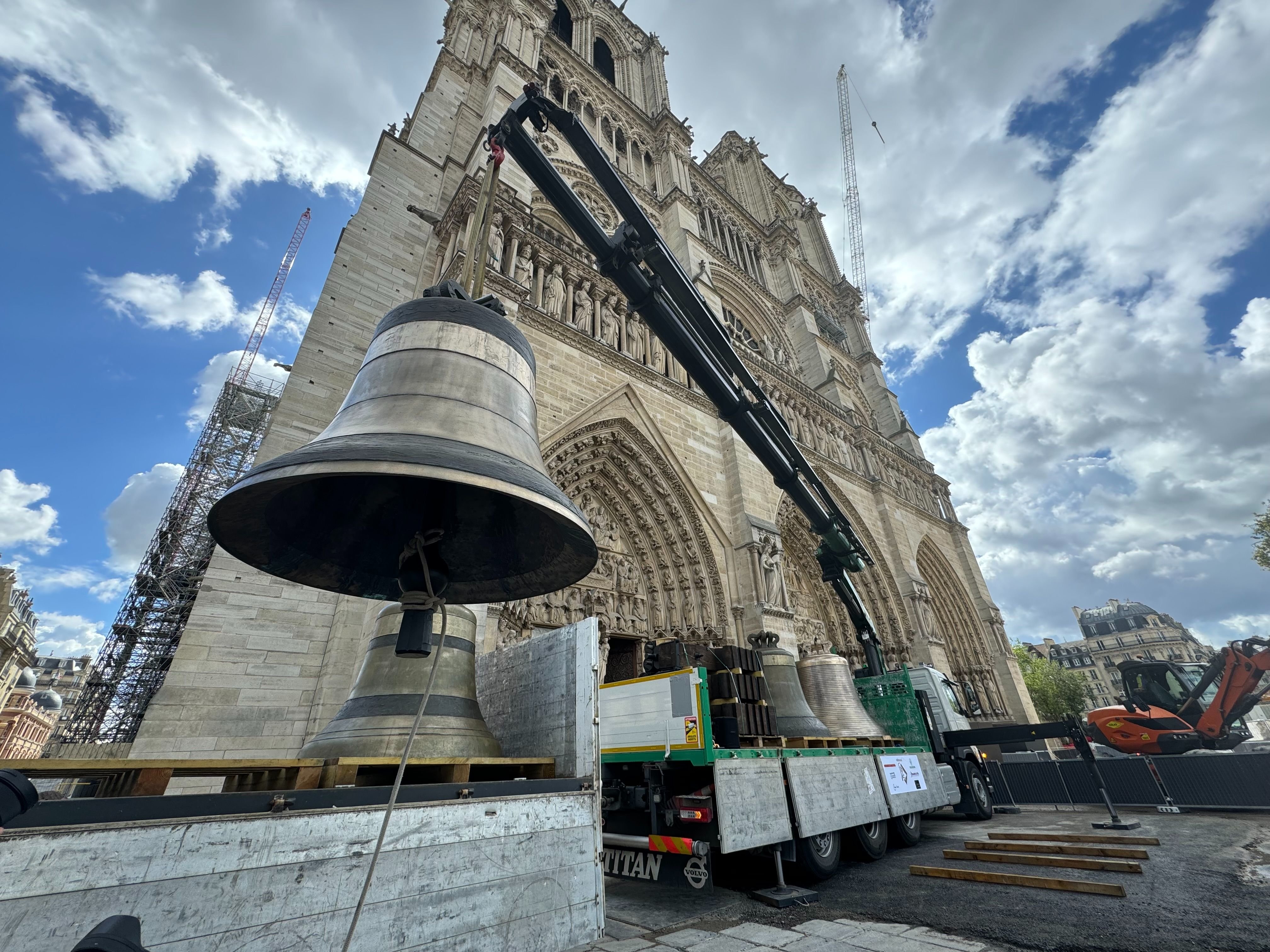 Paris (IVe), jeudi 12 septembre. Les huit cloches portent les doux noms de Gabriel, Anne-Geneviève, Denis, Marcel, Étienne, Benoît-Joseph, Maurice et Jean-Marie. LP/P.A.