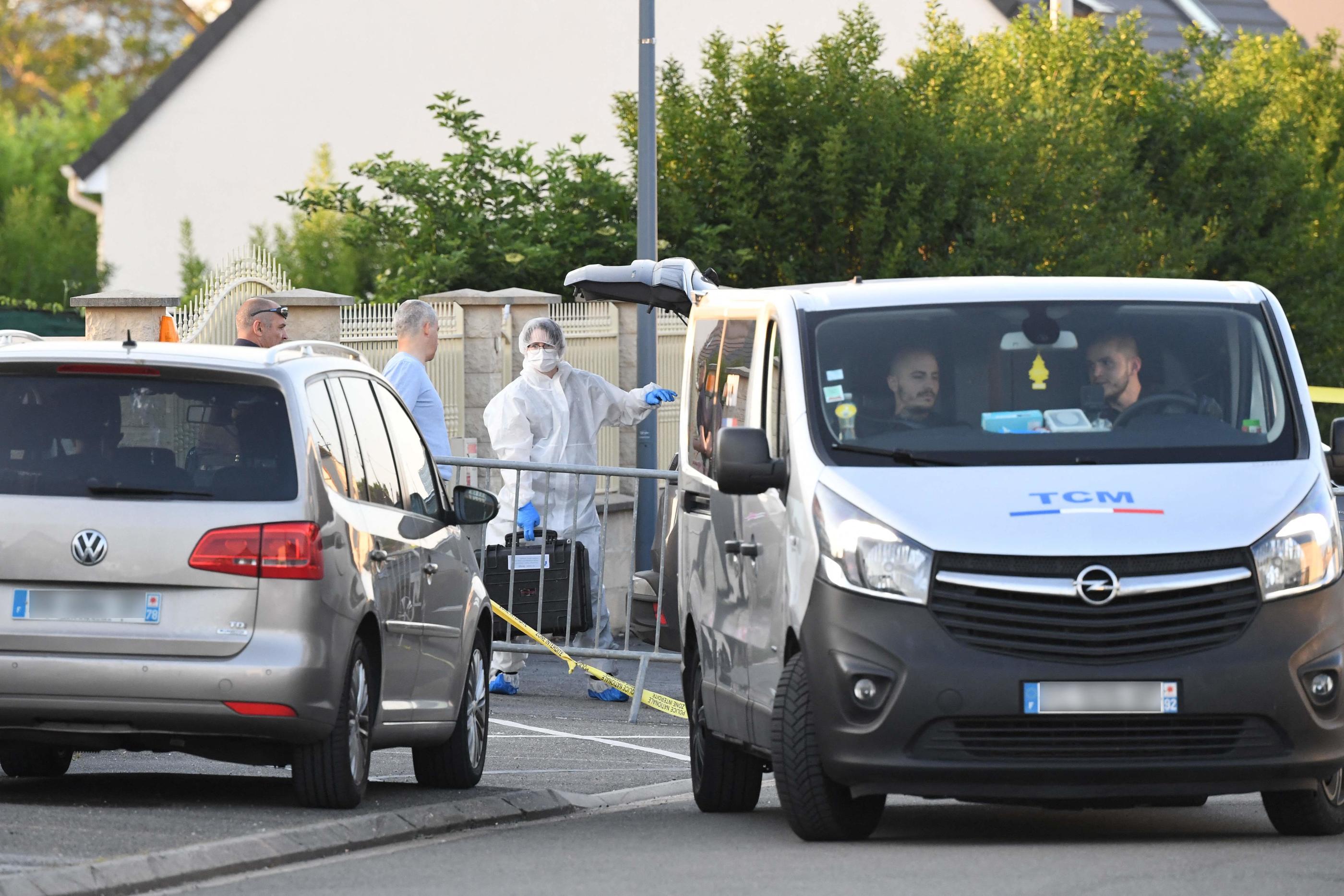 Des membres de la police scientifique devant le pavillon de la famille à Dreux (Eure-et-Loir), où une mère et ses deux enfants ont été retrouvées morts le 25 mai 2023. AFP/JEAN-FRANCOIS MONIER