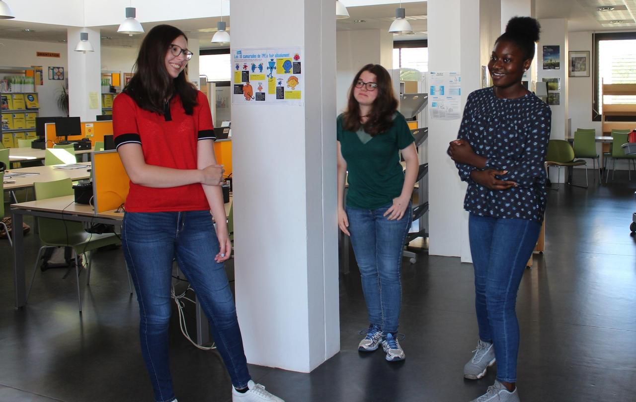 <b></b> Epinay-sous-Sénart, ce lundi 9 juillet. Adélaïde Pierret, Pauline Schumacher et Oumy-Sara Boye, élèves du lycée Maurice Eliot d’Epinay-sous-Sénart, font partie des cinq admises à Sciences-po à la rentrée prochaine.