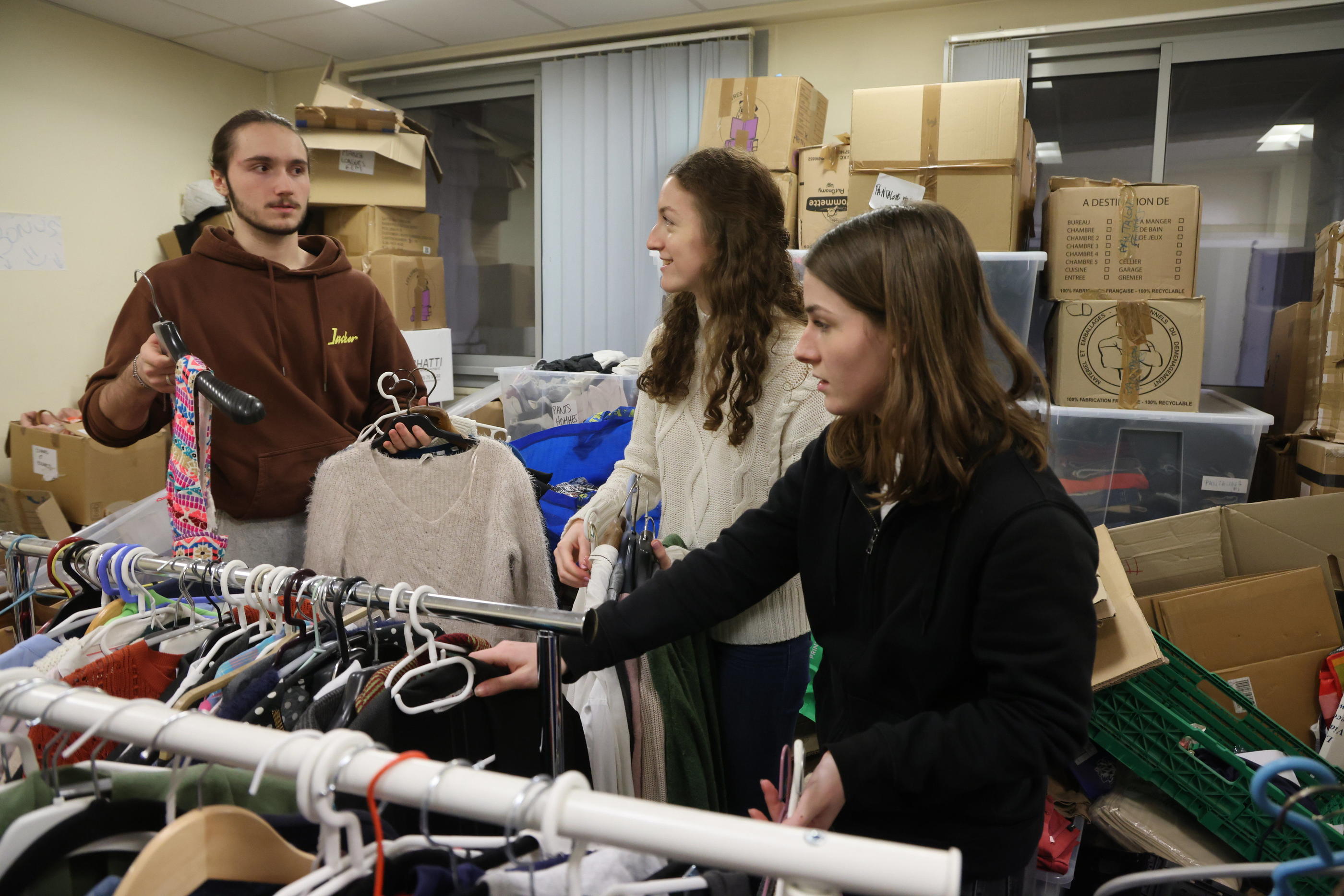 Des étudiants bénévoles préparent une distribution de vêtements pour des jeunes en difficulté. LP/Philippe Lavieille