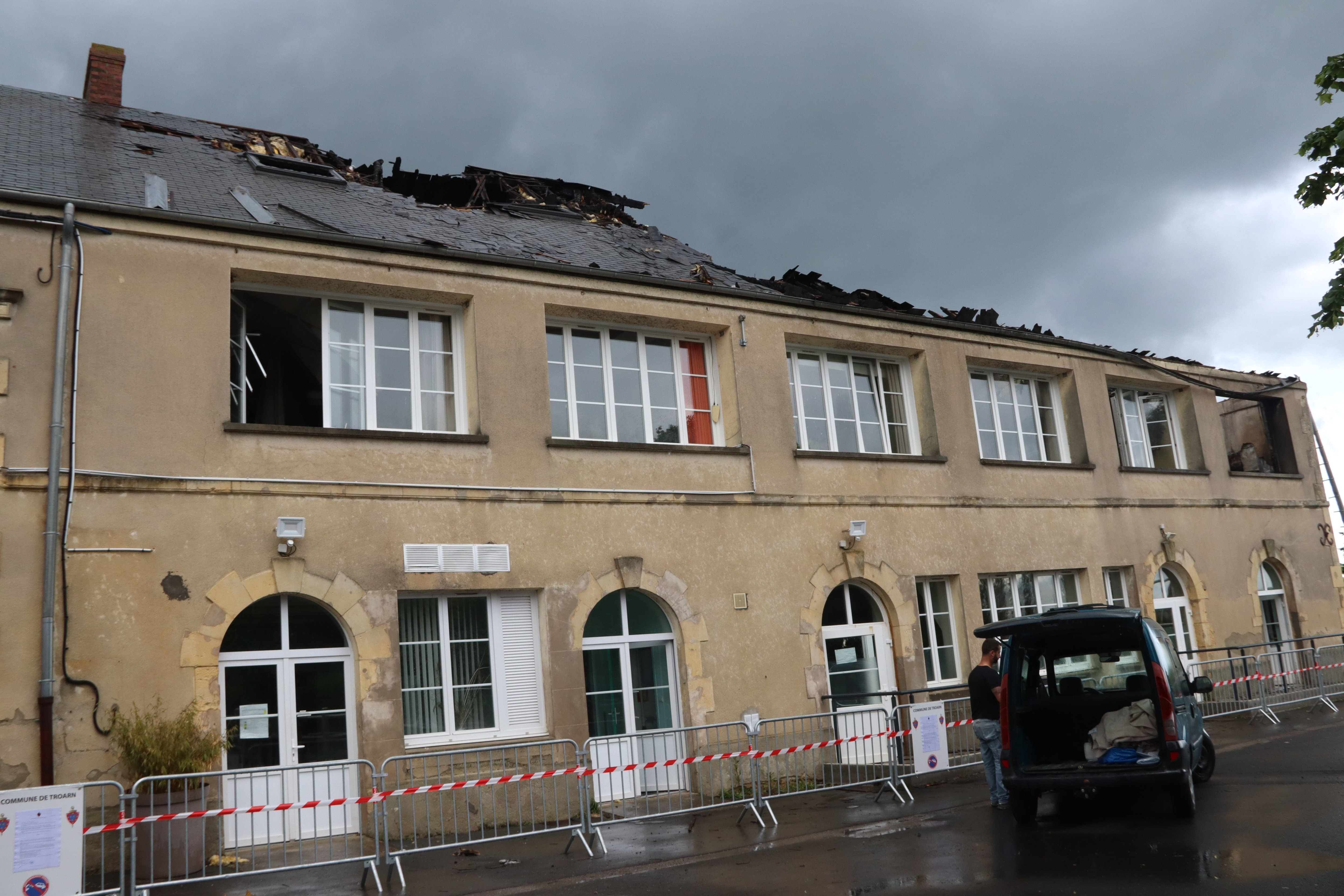 Le bâtiment de la Maison d'enfants à Troarn (Calvados) a été dévasté par les flammes causées par la foudre, dimanche 15 mai au soir. Une large partie de la toiture est partie en fumée. LP/Esteban Pinel