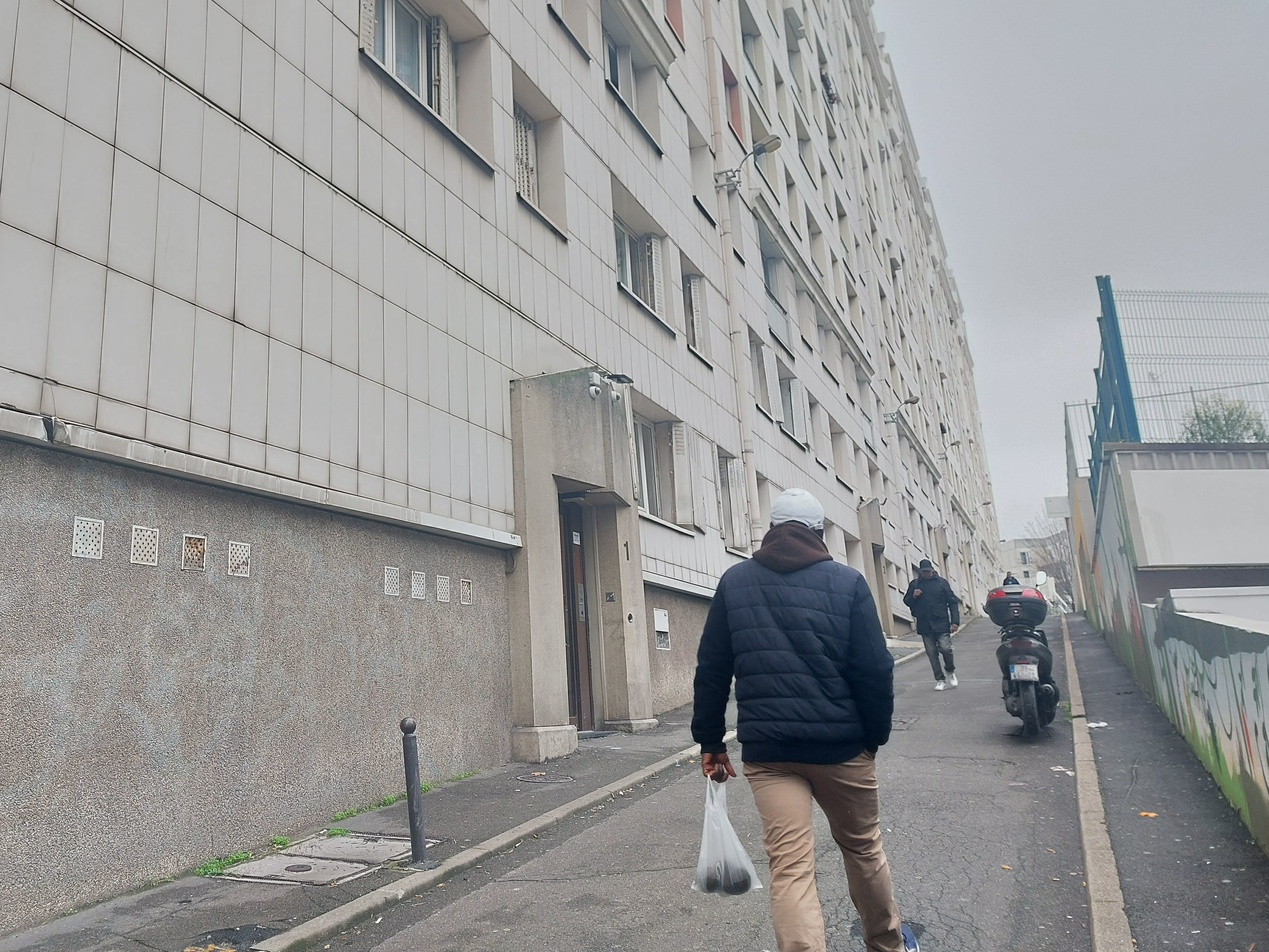 Paris (XVIIe), samedi. Au 190 bis de l'avenue de Clichy, les locataires s'estiment abandonnés par leur bailleur social. Ils attendent une action rapide de sa part. LP/Cécile Beaulieu