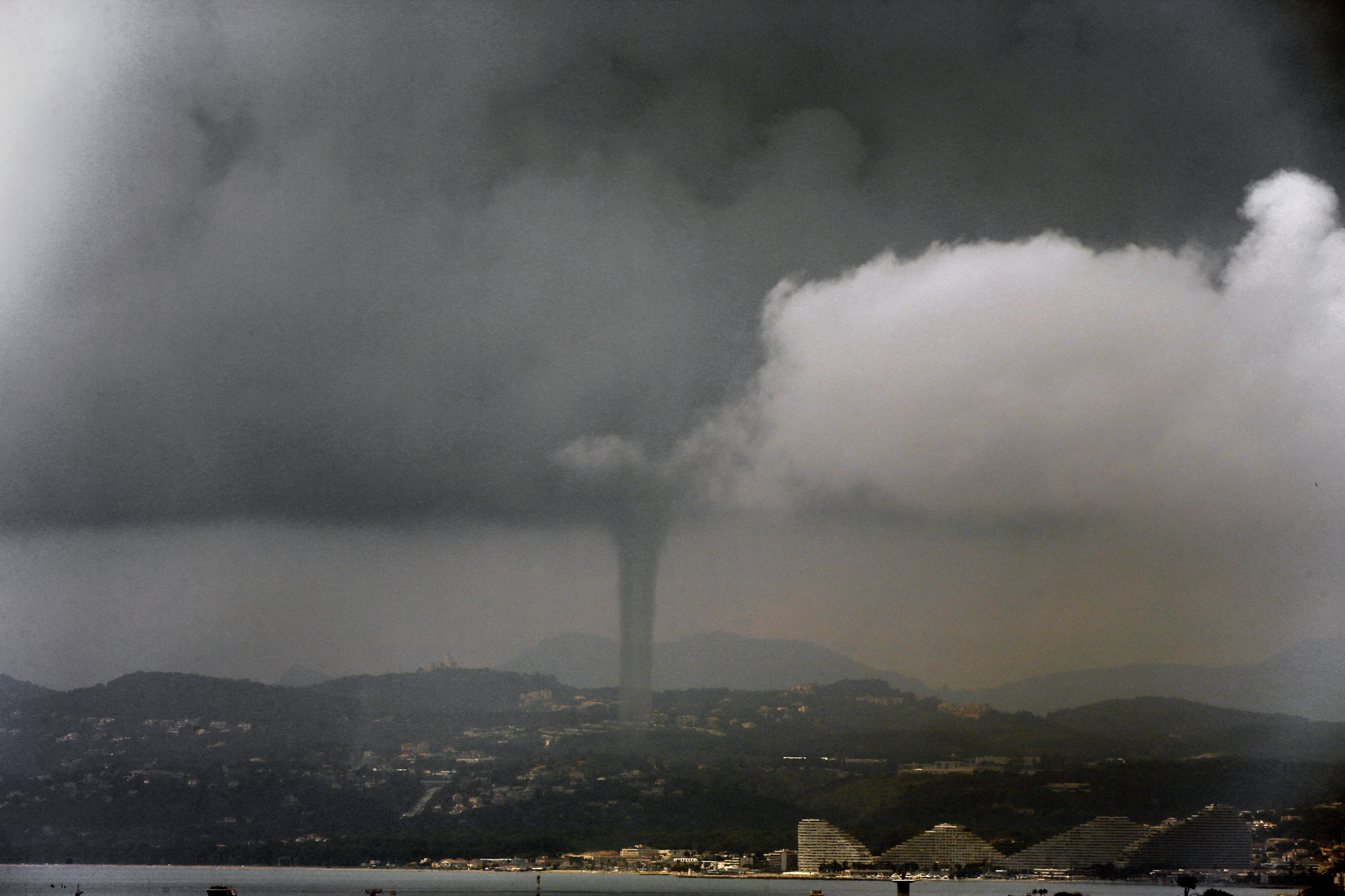Une tornade est un tourbillon de vents violents qui se forme à la base d'un cumulonimbus et se prolonge jusqu'au sol (Illustration). LP/VALERY HACHE