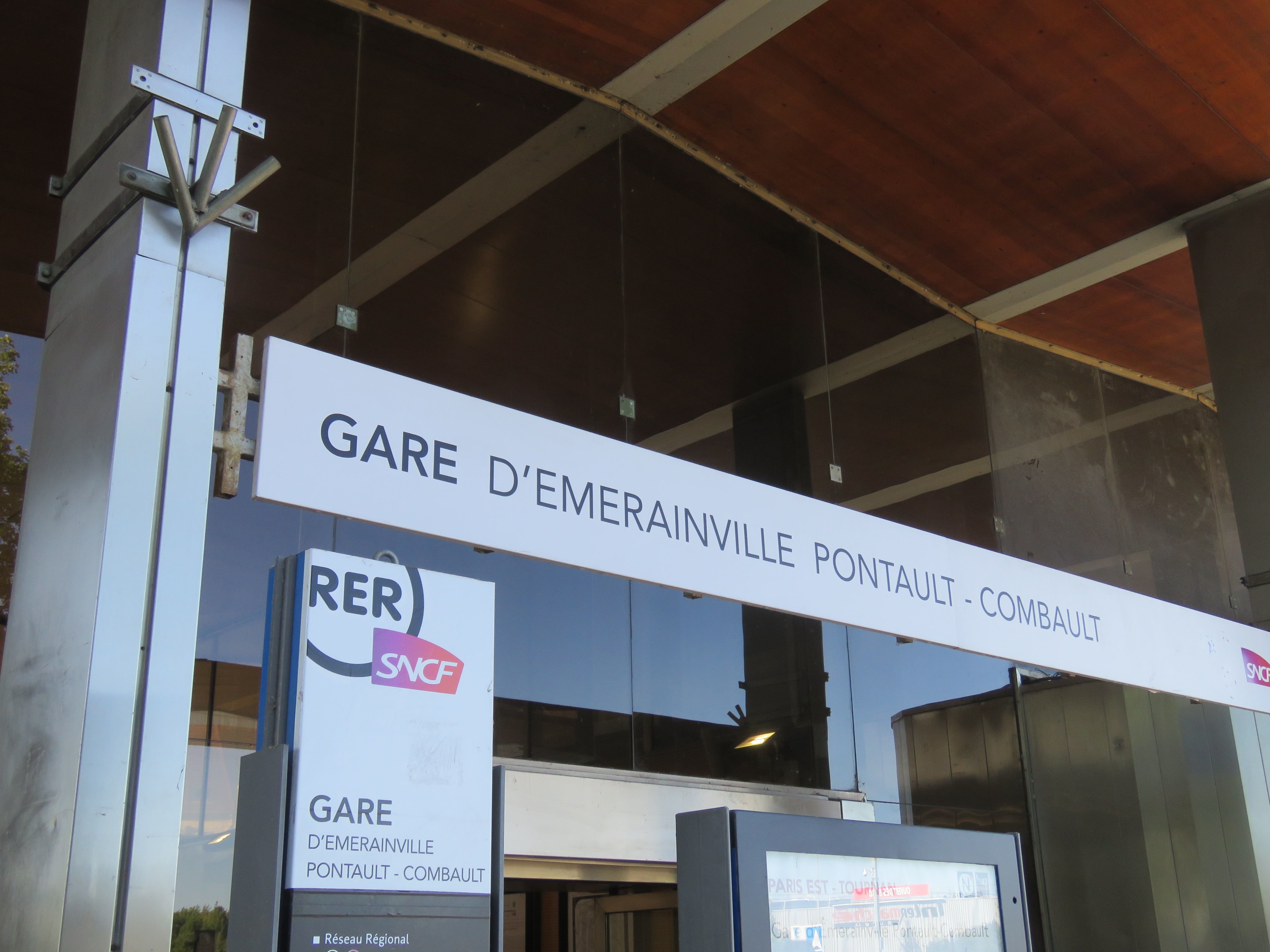 Émerainville, le 11 juillet. La gare SNCF d'Émerainville-Pontault-Combault est presque inaccessible aux personnes à mobilité réduite. En cause, des ascenseurs constamment en panne et des escaliers vétustes non adaptés. LP/Joffray Vasseur