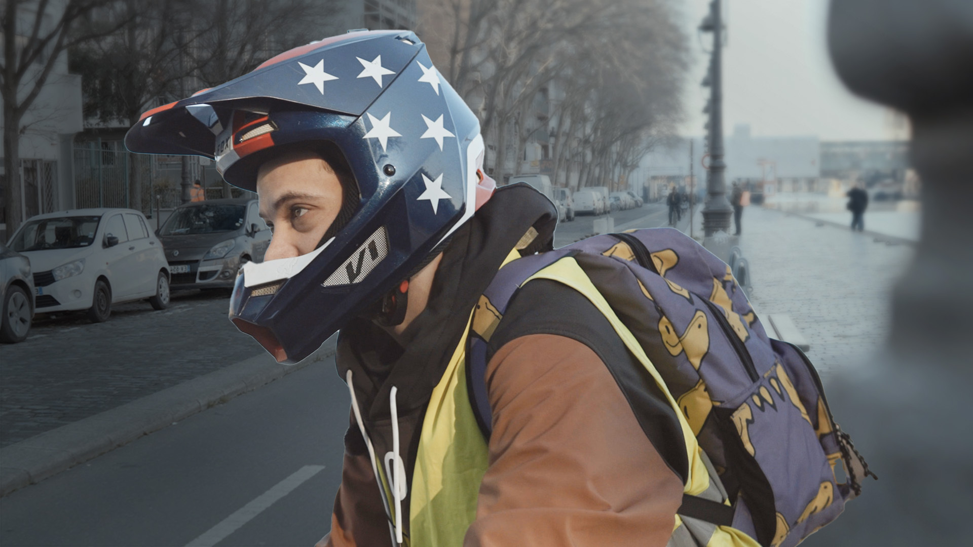Matthieu, vélotafeur qui utilise un casque de moto pour ses trajets du quotidien à vélo