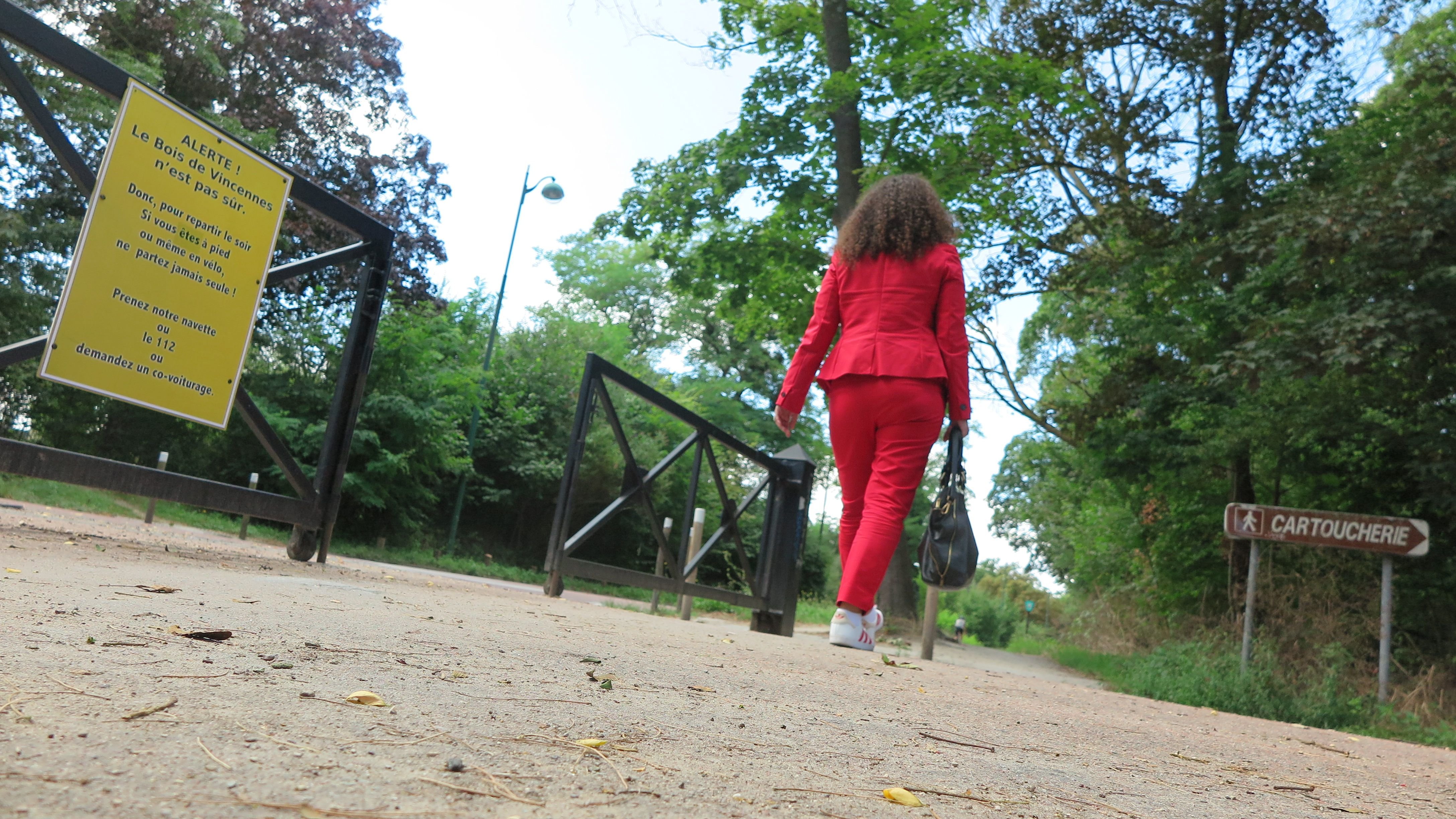 Des panneaux jaunes ont été installés pour alerter : il ne faut plus se être seule dans le secteur de la Cartoucherie, dans le bois de Vincennes. LP/Florian Loisy