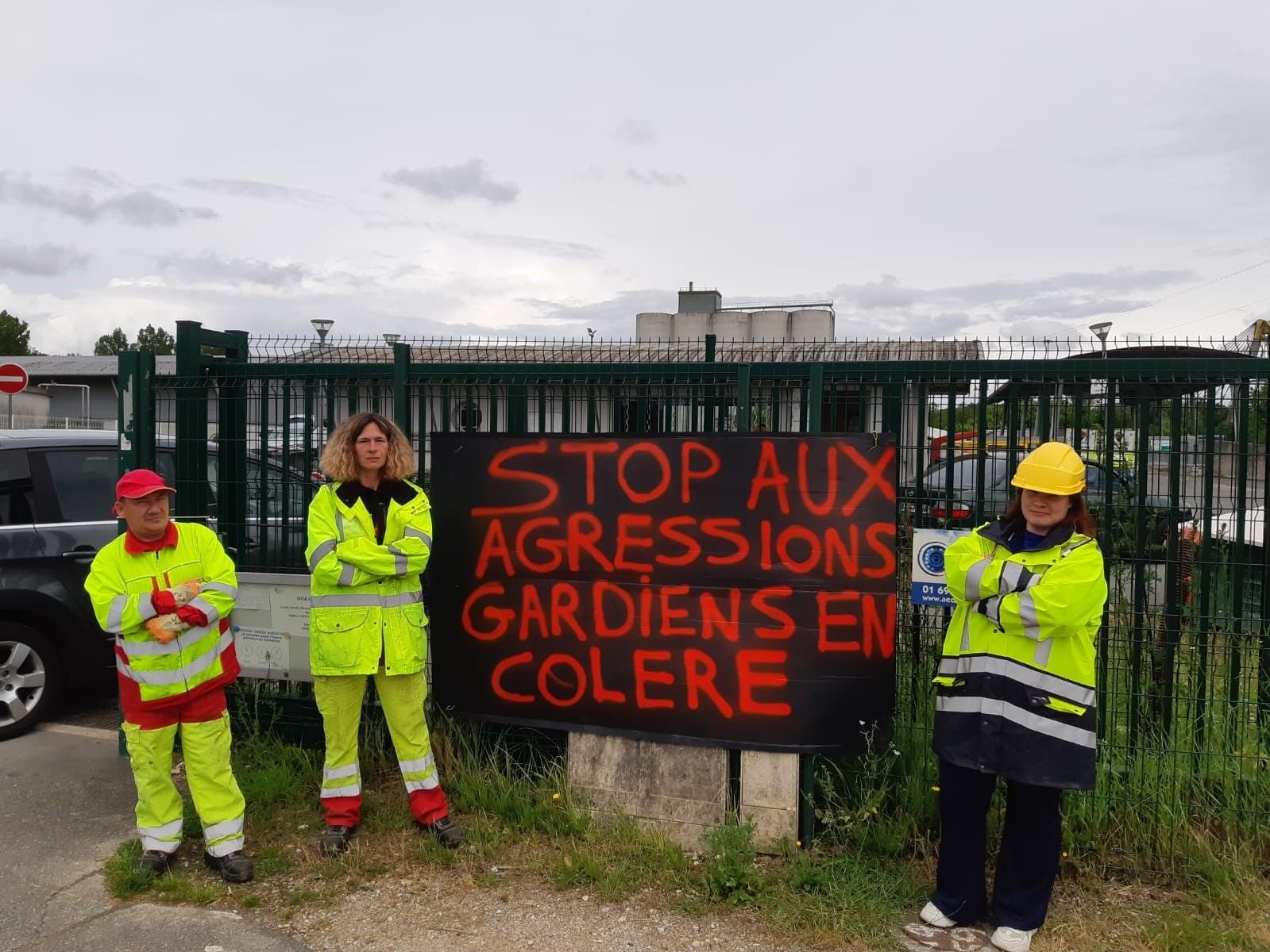 Saint-Pierre-lès-Nemours (Seine-et-Marne), lundi 17 juin. Une partie du personnel d'ESD, ici devant l'entrée de la déchèterie, exprime son ras-le-bol face aux incivilités et agressions. DR