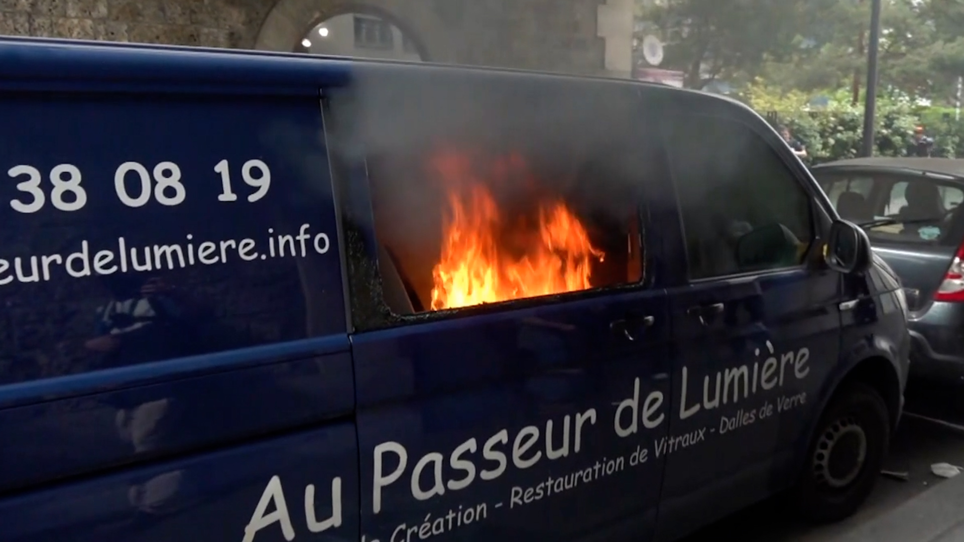 Paris (XIIe), 1er mai. Le camion d'une restauratrice de vitraux a été incendié en marge de la manifestation du 1er mai. / CLPRESS