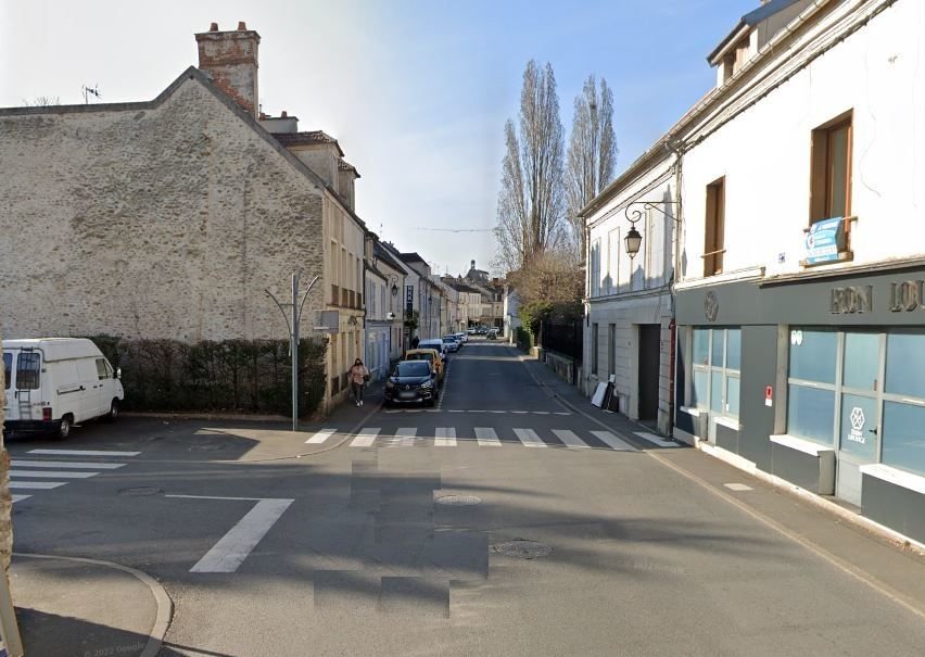 Tournan-en-Brie, rue de Provins. Une voiture a percuté quatorze cyclistes à cet endroit, dimanche matin, avant de finir sa course dans un véhicule en stationnement sur le petit parking à l'entrée de la rue de la Corderie (à gauche). Google Street View