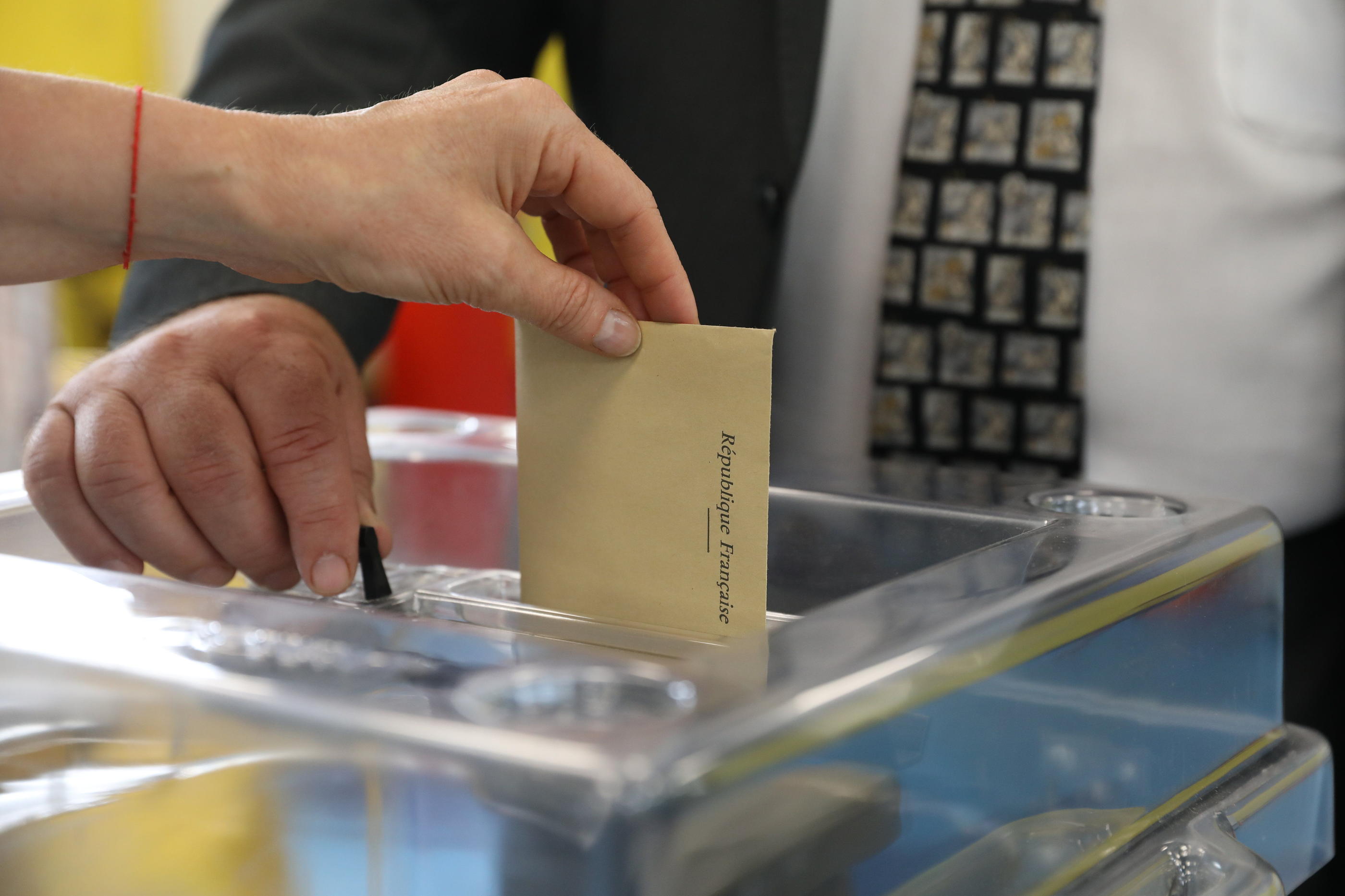 La date limite de dépôt des listes étant le 11 janvier, les deux adversaires n’ont eu que deux semaines pour organiser leur campagne sur le terrain, défendre leurs propositions, faire du porte-à-porte et distribuer des tracts sur le marché (illustration). LP/Arnaud Journois