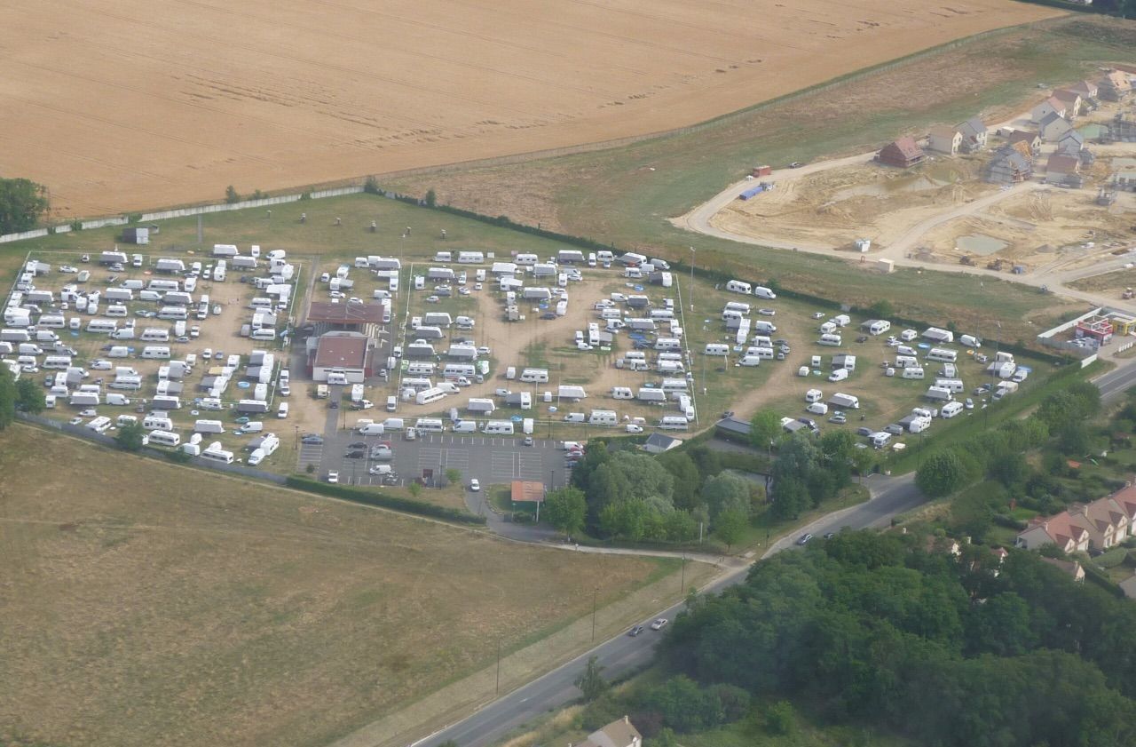 <b></b> Mennecy, le 26 juin. Pour éviter d’avoir à subir une nouvelle occupation illégale comme ici sur le stade Jean-Jacques Robert, le maire de Mennecy sollicite l’aide du conseil régional. 