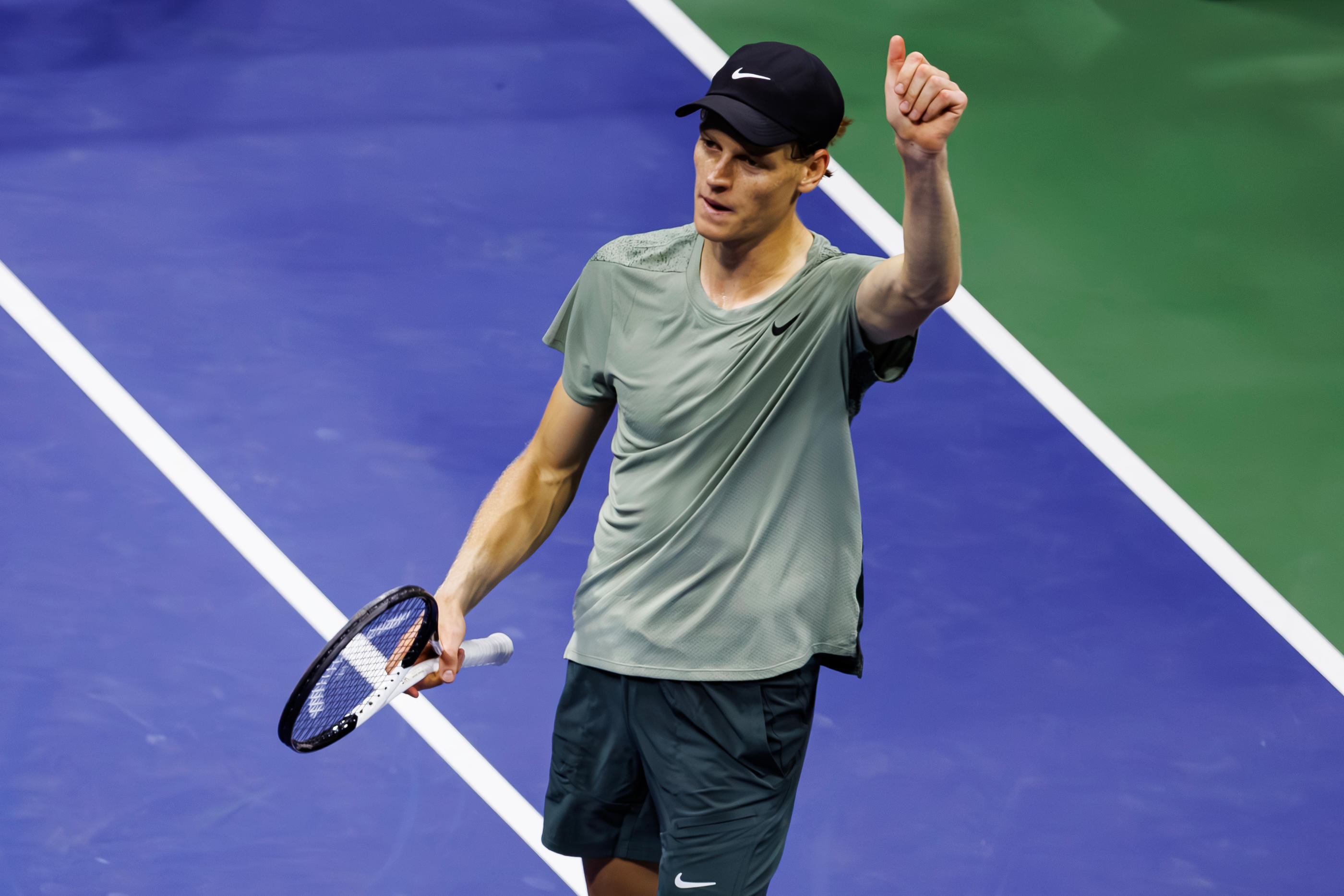 Jannik Sinner célèbre son succès face à Daniil Medvedev en quart de finale de l'US Open. Icon Sport