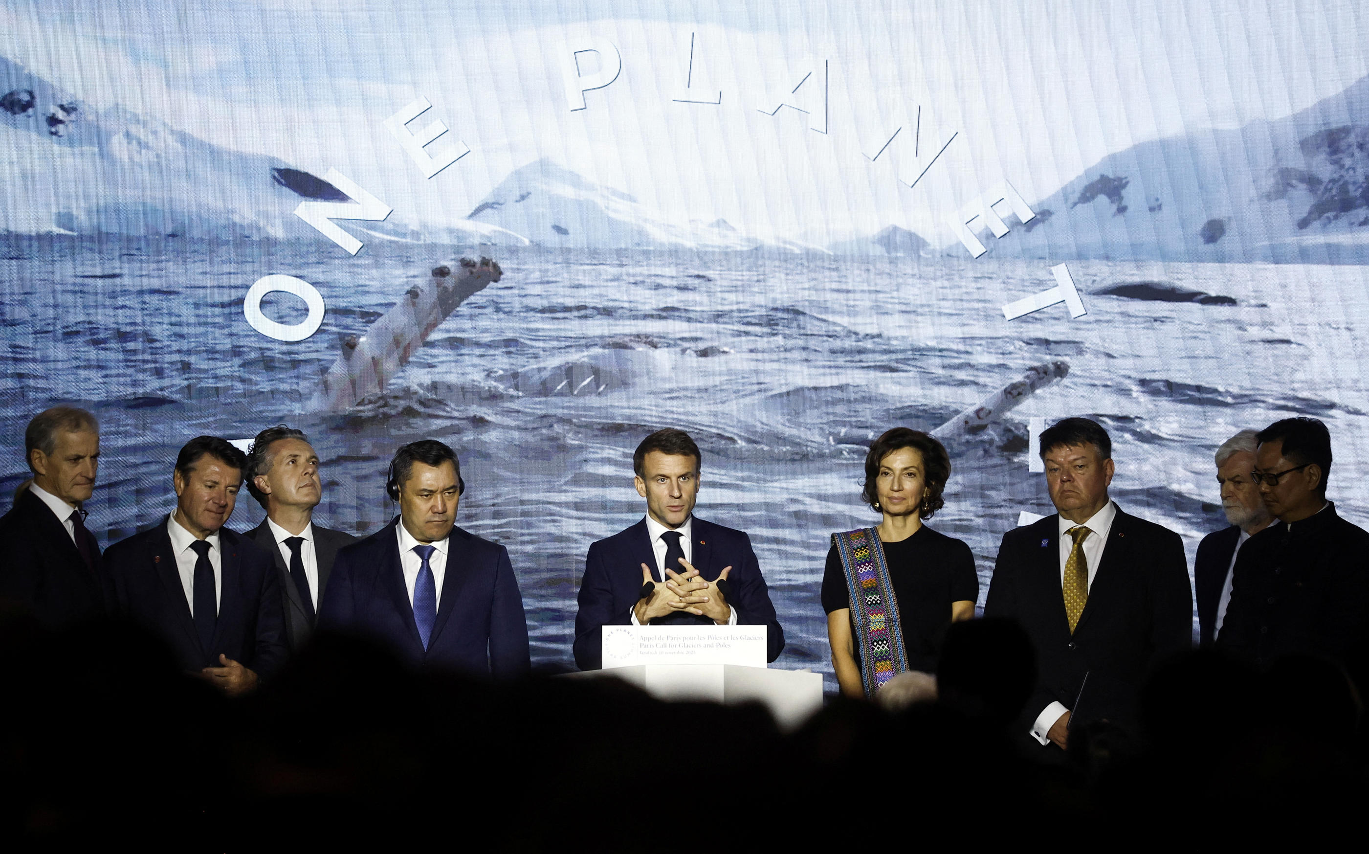 Autour d'Emmanuel Macron, 32 pays ont signé « l’appel de Paris pour les pôles et glaciers » dans la Grande Galerie de l'évolution, ce vendredi. Pool via Reuters/Yoan Valat