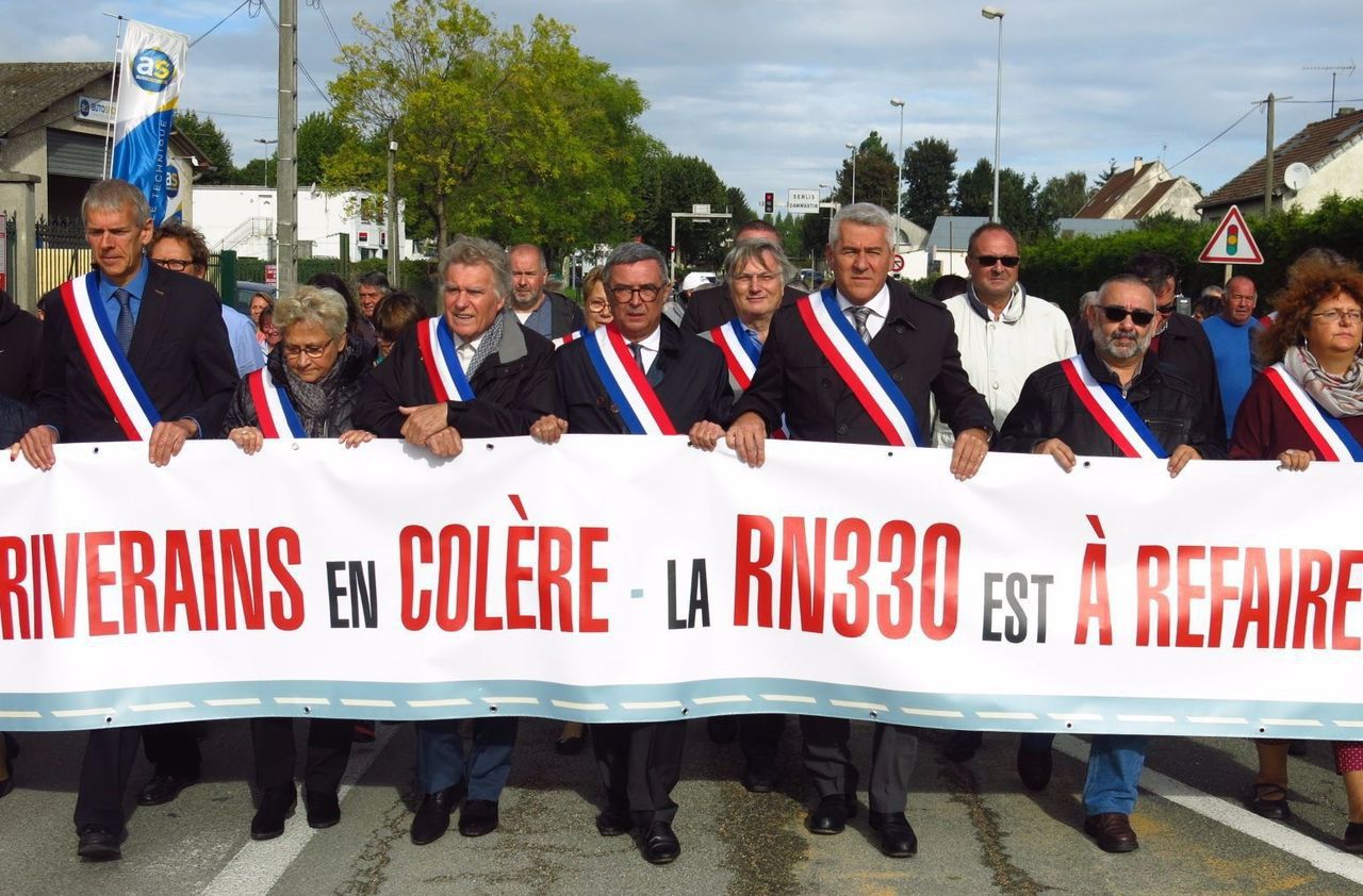 <b></b> Saint-Soupplets, ce lundi 11 septembre 2017. Emmené par le maire Stéphane Devauchelle (cheveux blancs) et le député Jean-François Parigi (lunettes noires), un cortège d’une centaine d’élus et de riverains ont manifesté contre l’absence de travaux sur la N 330.