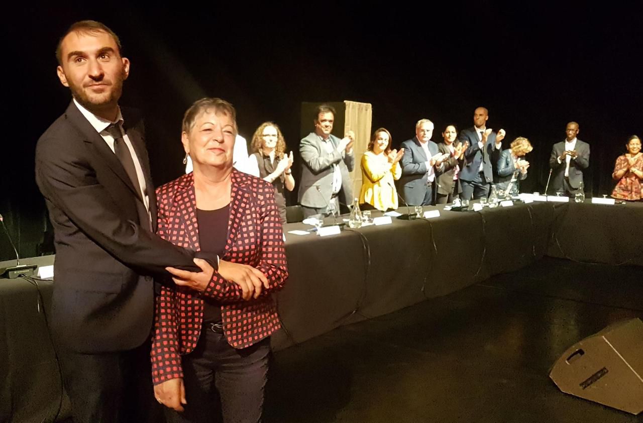 <b></b> Les Ulis, le 4 juillet 2020. Tout juste élu et applaudi par le public, Clovis Cassan, nouveau maire des Ulis, a répondu à une chaleureuse accolade de Françoise Marhuenda, l’ex-maire.