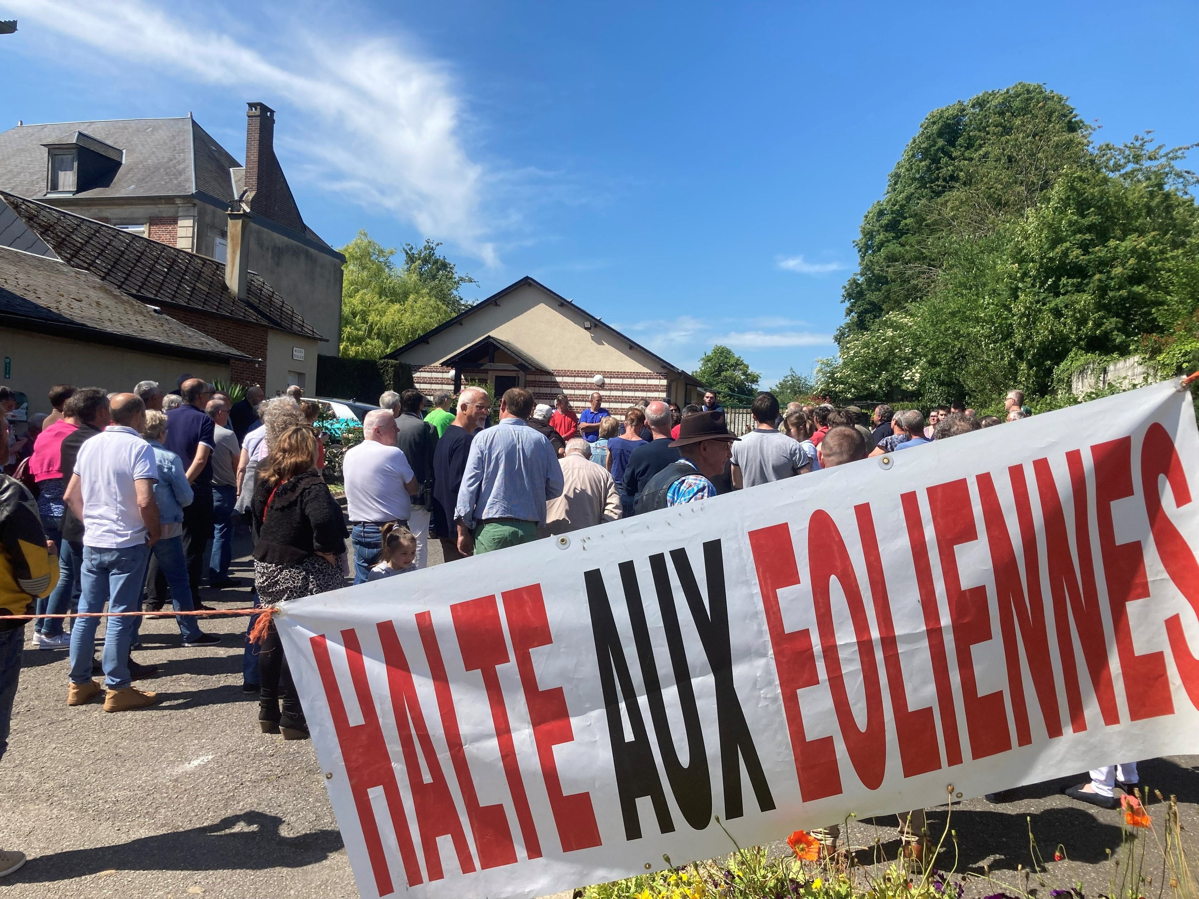 Chepoix (Oise), samedi 4 juin. Plus de 150 personnes ont manifesté leur hostilité à un projet d'implantation d'éoliennes sur leur territoire. LP/P.C.