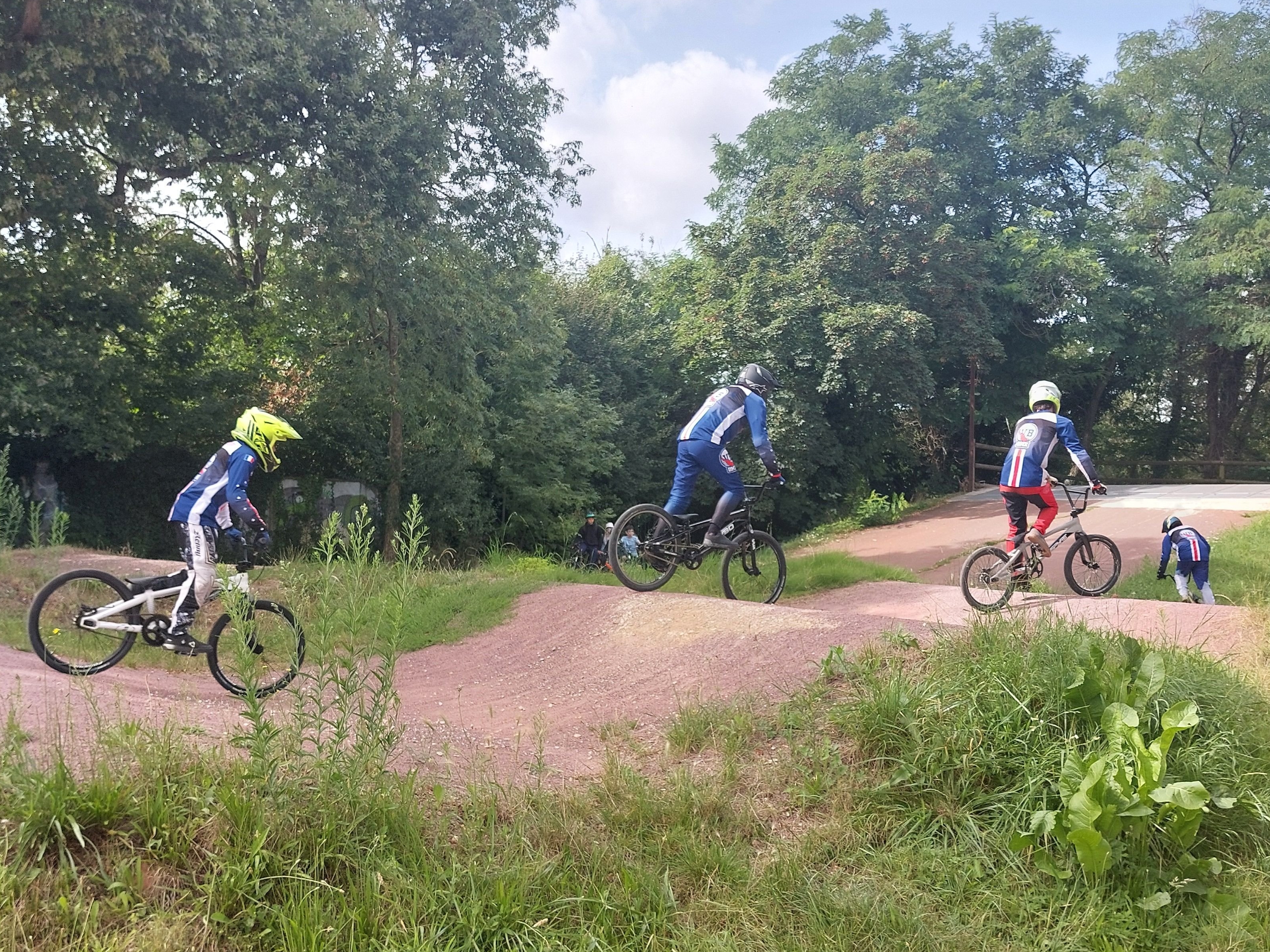 Verrières-le-Buisson (Essonne), le 21 août. Le seul club francilien de BMX racing disposant d'une piste en accès libre en forêt a séduit 170 nouveaux venus en quelques semaines, alors qu'il comptait 80 licenciés jusqu'à présent. LP/Cécile Chevalier