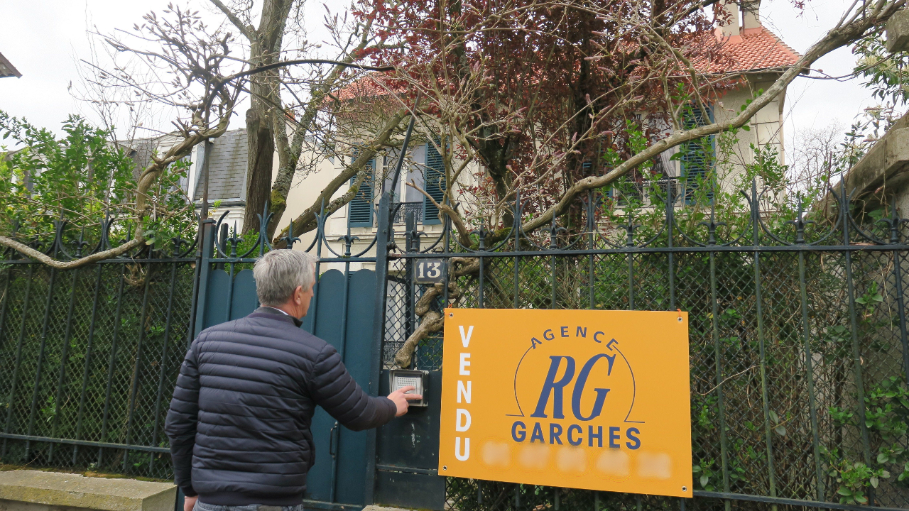 Garches, le 6 avril 2022. Gérant de l'agence RG, Christophe Raas vend encore de nombreuses maisons avec jardin dans cette commune de 18000 habitants. LP/Hendrik Delaire