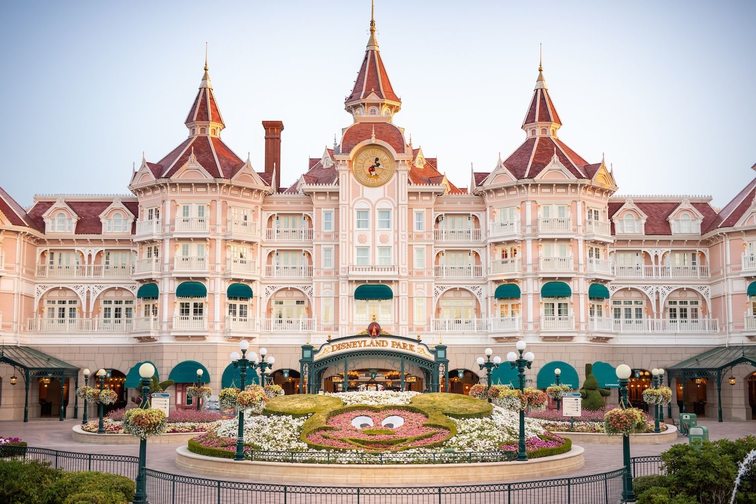 Euro Disney annonce la réouverture après trois ans et demi de travaux du Disneyland Hotel, le complexe le plus luxueux de la destination avec ses quelque 500 chambres et suites, à partir du 25 janvier 2024. DR