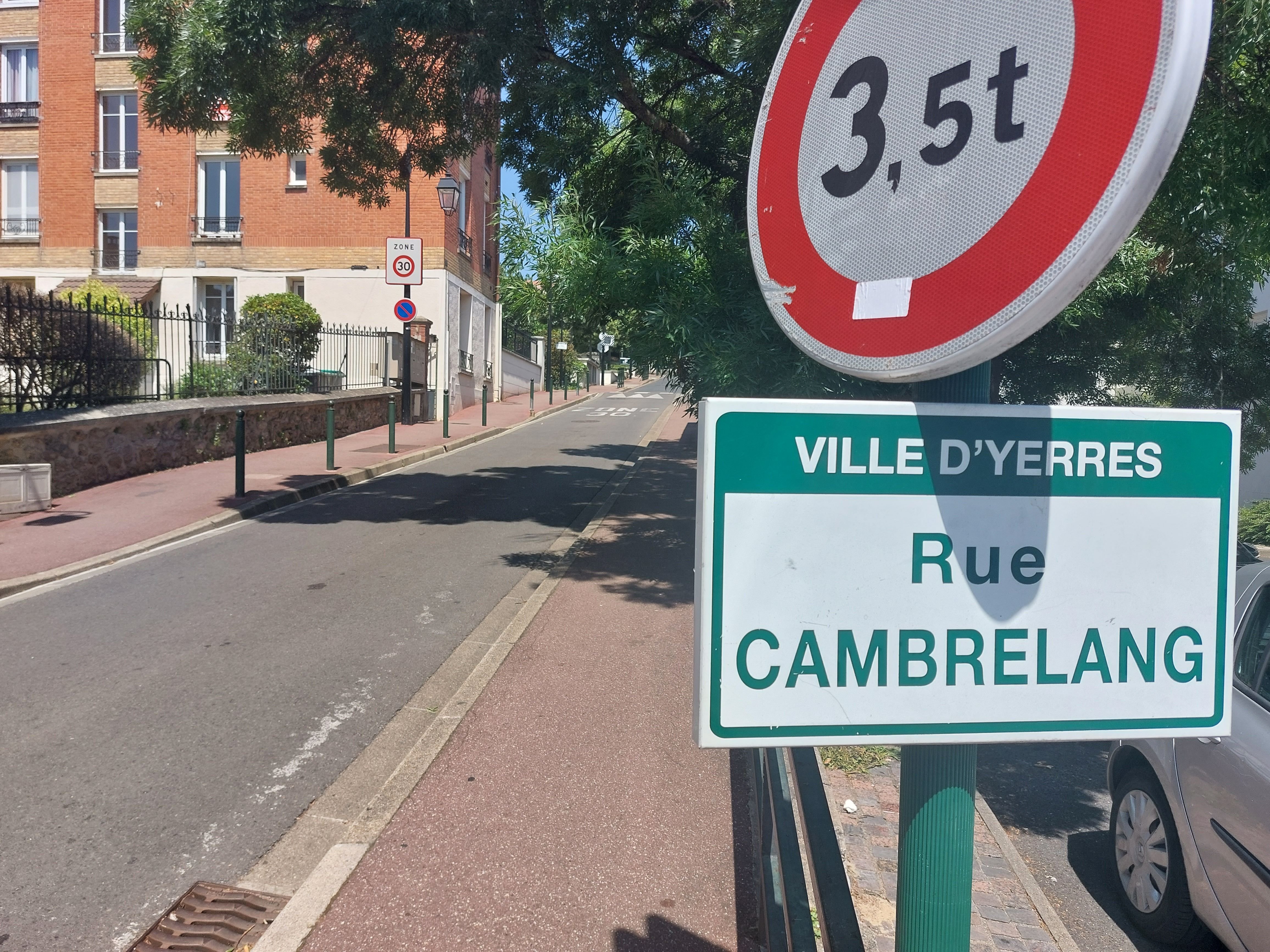 Yerres, le 8 juillet 2023. Une petite fille de 3 ans a fait une chute mortelle du 4e étage d'un immeuble du centre-ville. Selon les premiers éléments de l'enquête il s'agit d'un accident. LP/C.CH.