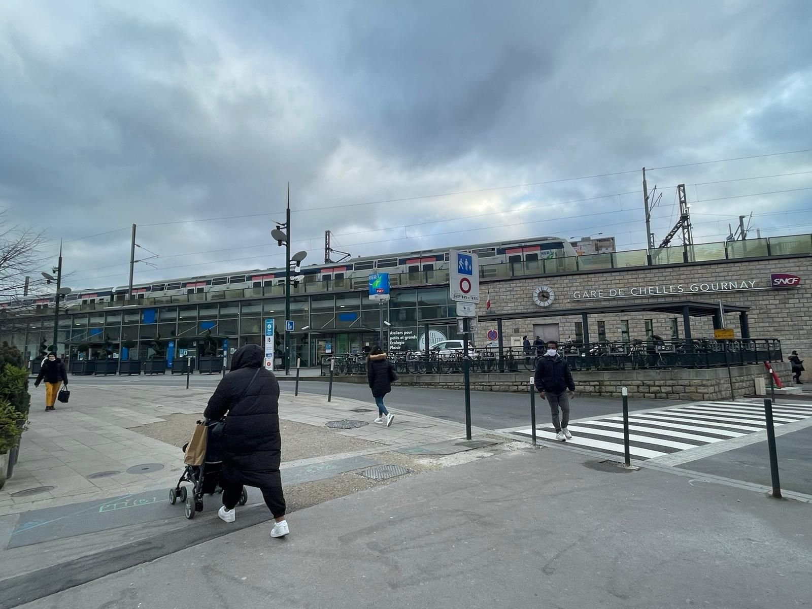 En permettant de rejoindre Paris en à peine un quart d'heure, la gare de Chelles facilite l'alternance entre présentiel et distanciel pour les travailleurs. LP/Timothée Talbi