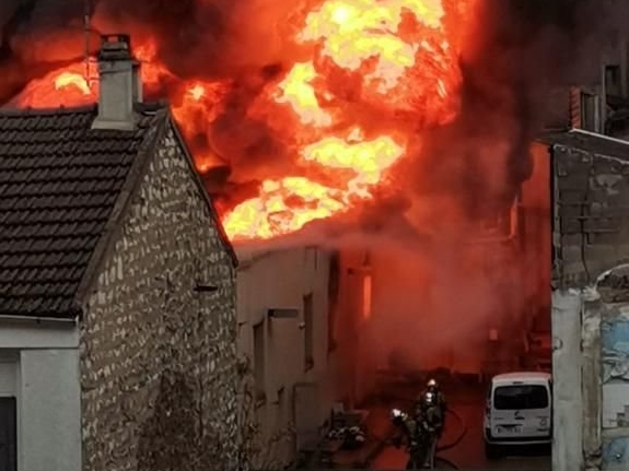Ivry-sur-Seine, dimanche après-midi. Les pompiers ont déployé d'importants moyens pour maîtriser les impressionnantes flammes. DR