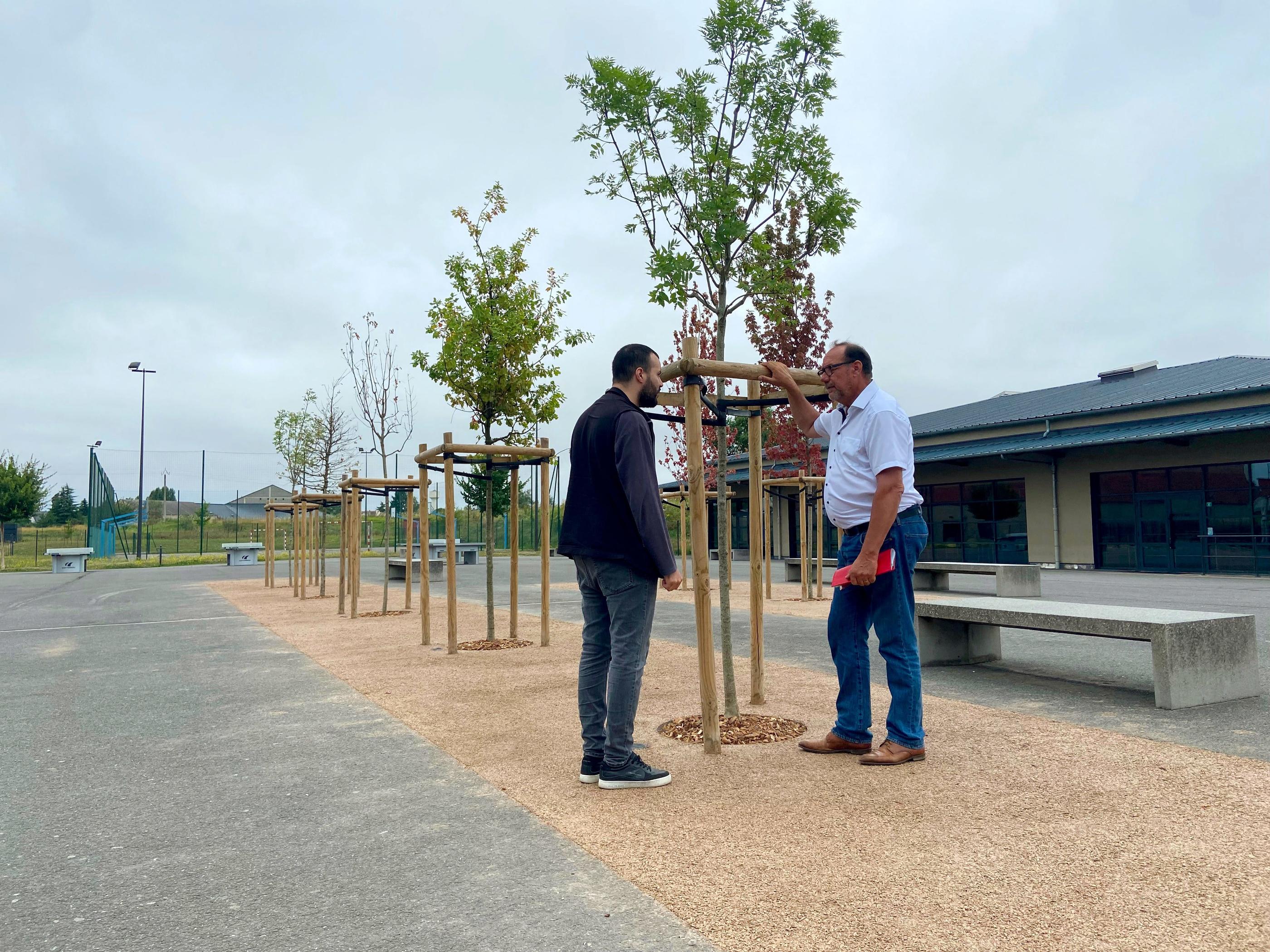 Marc Gaudet (à droite), président du conseil départemental du Loiret, a visité fin juillet 2024 la cour du collège de la Forêt, à Traînou, où ont été plantés des arbres et placé un revêtement innovant, pour créer un îlot de fraîcheur. ©PHOTOPQR/REPUBLIQUE DU CENTRE/Romain Tible