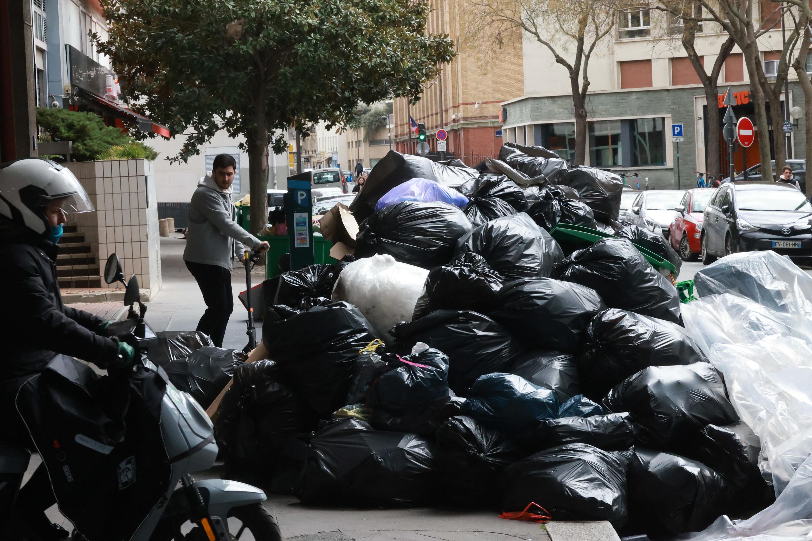 «Si Macron retire sa réforme, en quatre à cinq jours, on vide la ville de toutes ses ordures», indique un éboueur, alors que les poubelles s'y entassent toujours, comme ici, la rue de Javel, ce samedi. LP/Philippe Lavieille