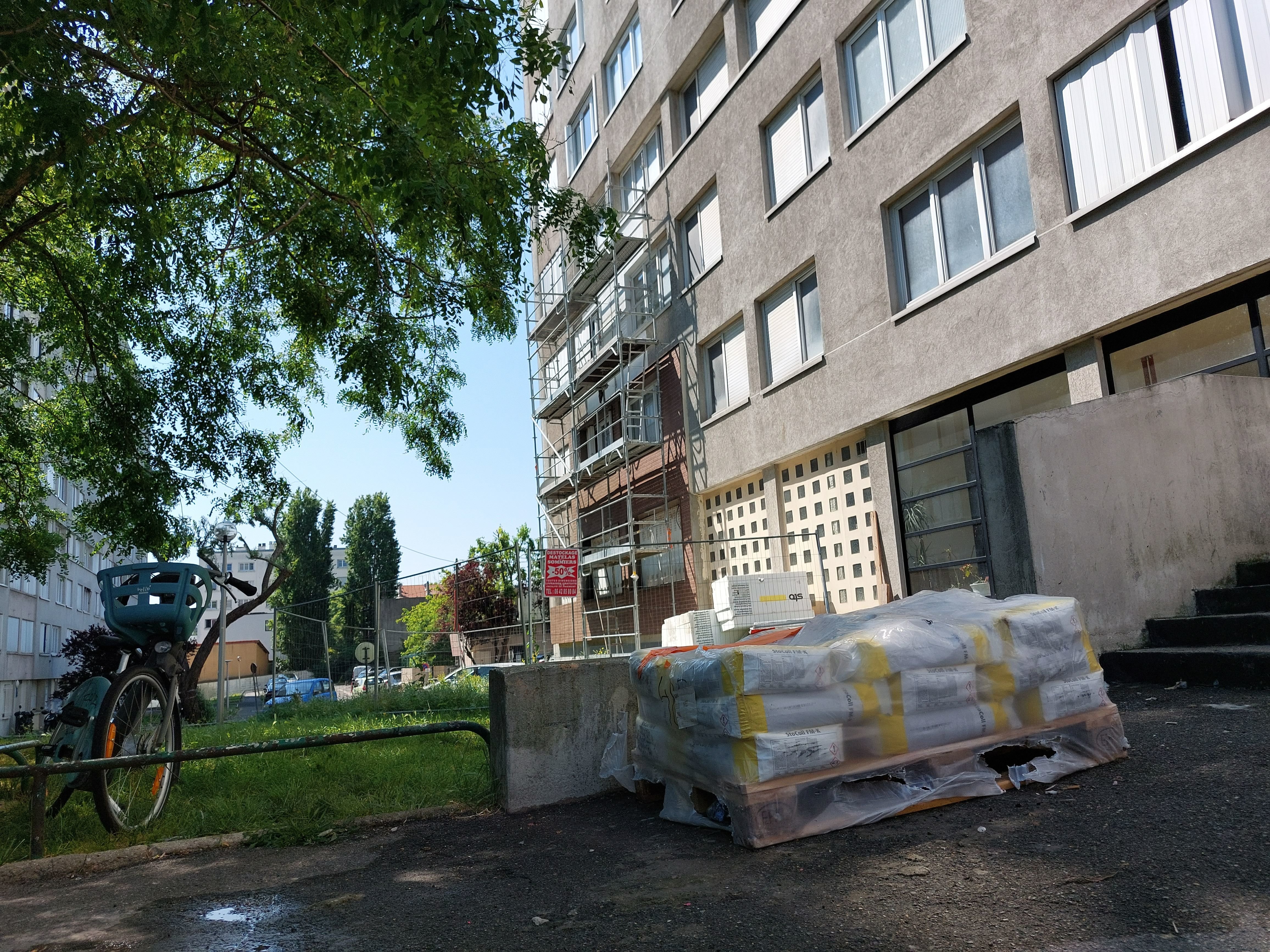 Montreuil (Seine-Saint-Denis), ce mardi. Les échafaudages sans ouvriers et les sacs de matériel à l'abandon en pied d'immeuble témoignent de l'arrêt momentané du chantier. LP/E.M.