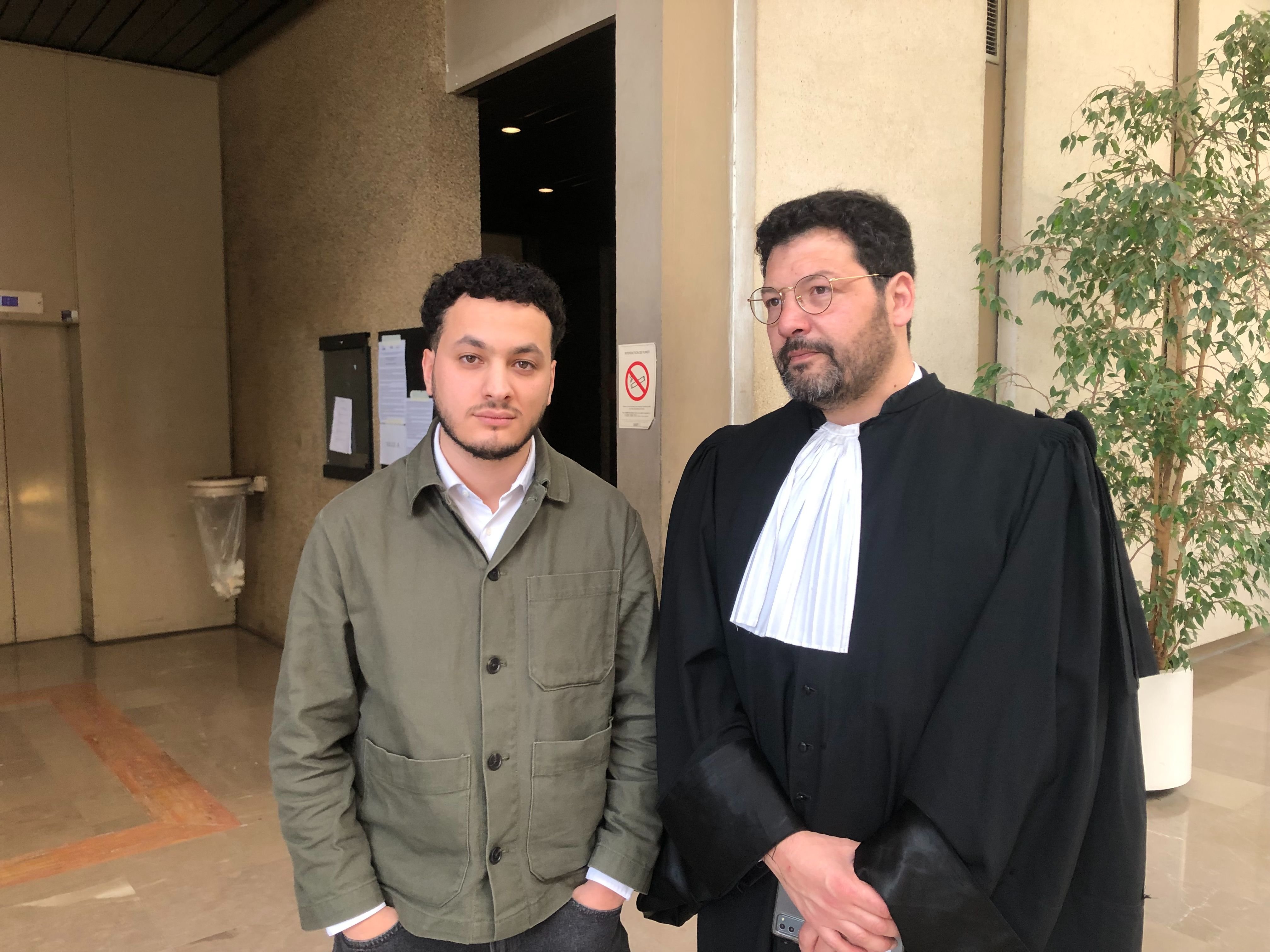 Créteil (Val-de-Marne), ce mercredi 12 avril. Taha Bouhafs et son avocat, Arié Alimi, au palais de justice, juste avant l'audience correctionnelle. LP/Sylvain Deleuze