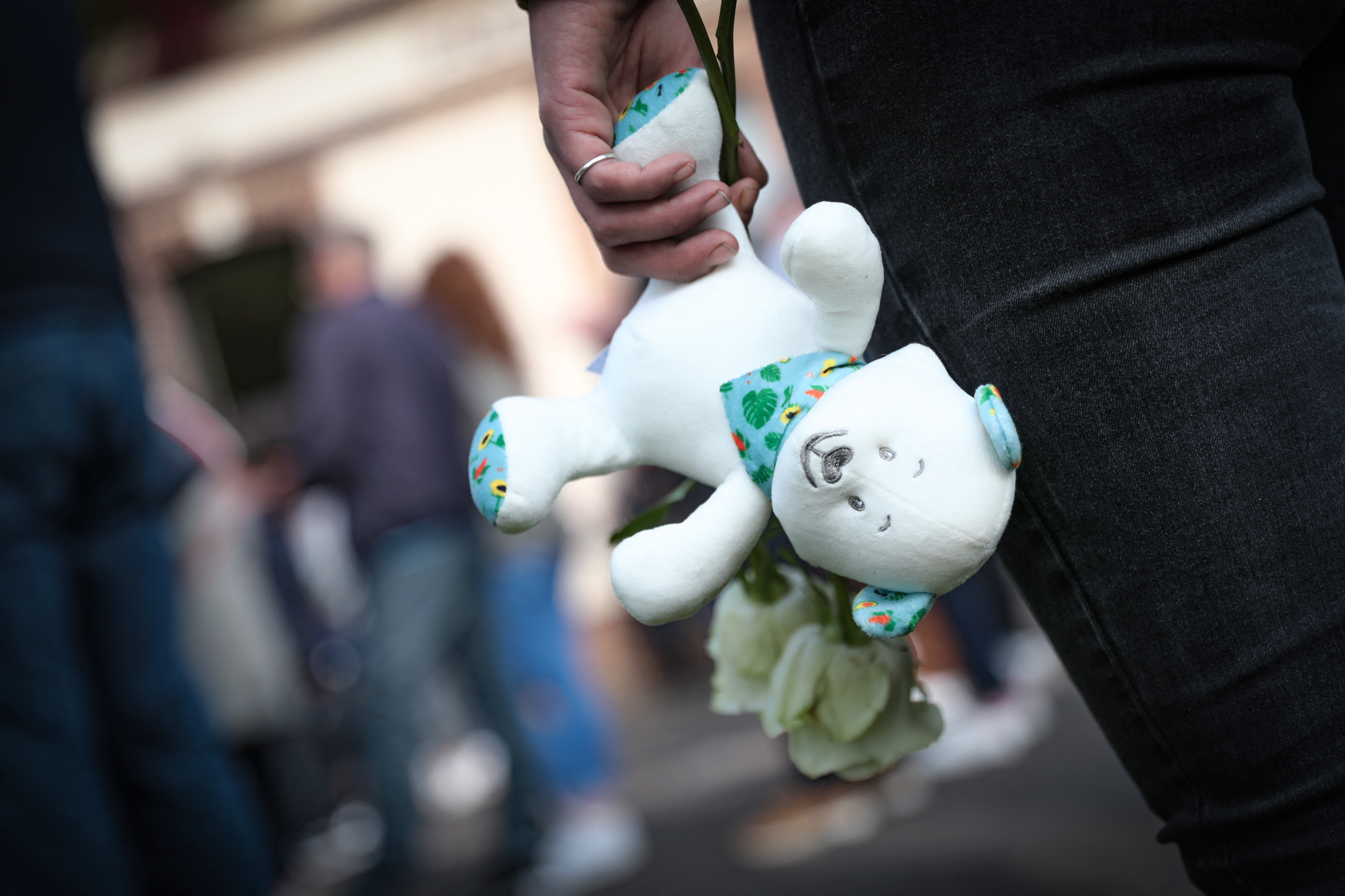 Conches-en-Ouche (Eure), le 30 septembre 2023. Ce jour-là, un hommage à Lisa, 3 ans, a été rendu devant l'hôtel de ville. AFP/Lou Benoist