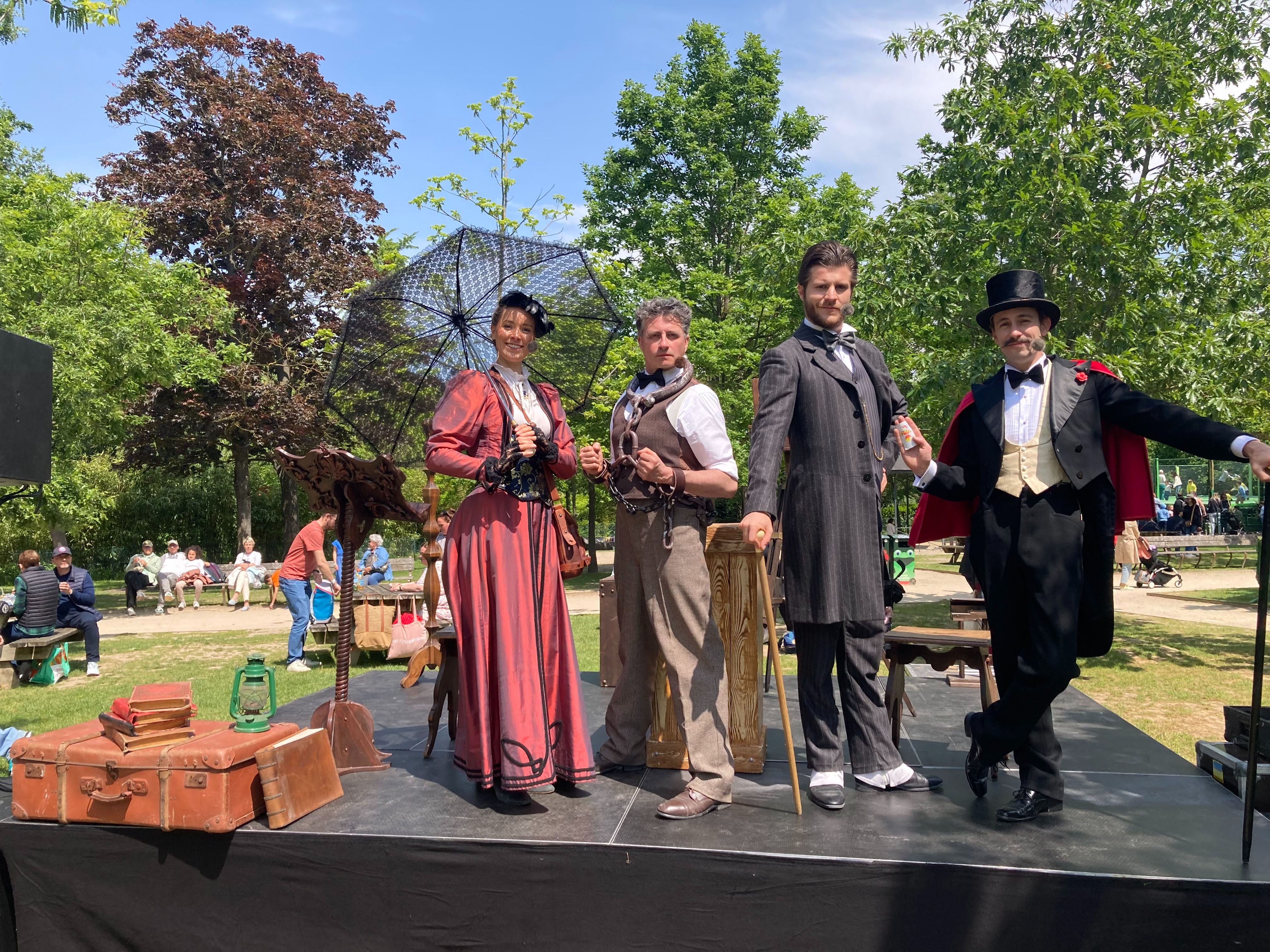 La troupe des Magiciens 1900 déambule dans les allées du Jardin d'acclimatation, à Paris (XVIe), pendant tout le festival de magie. LP/E.D.