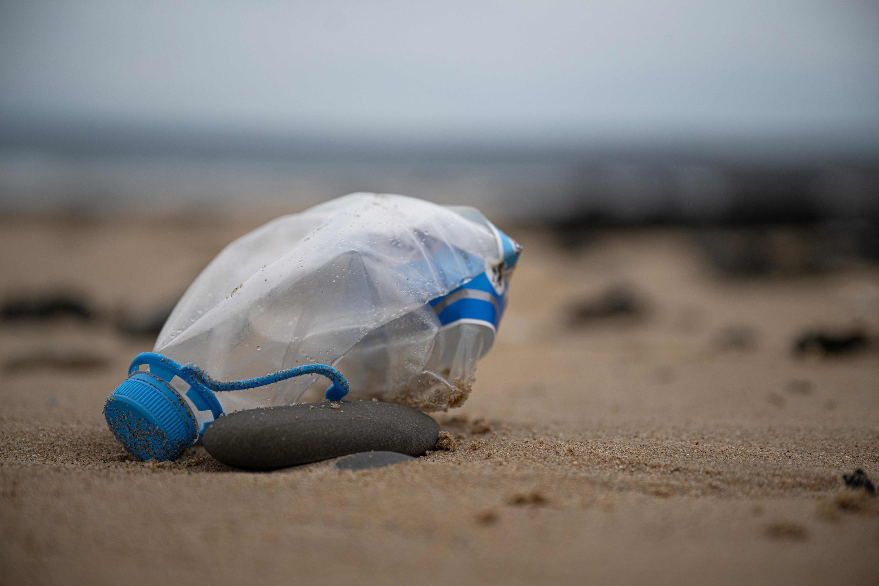 Les traces de pollution laissées par l'activité humaine sont partout, comme ici sur une plage de La Hague, en Normandie. Mais, après un débat de plusieurs décennies, les scientifiques ont estimé qu'il ne s'agissait pas d'une nouvelle ère. AFP/Lou Benoist
