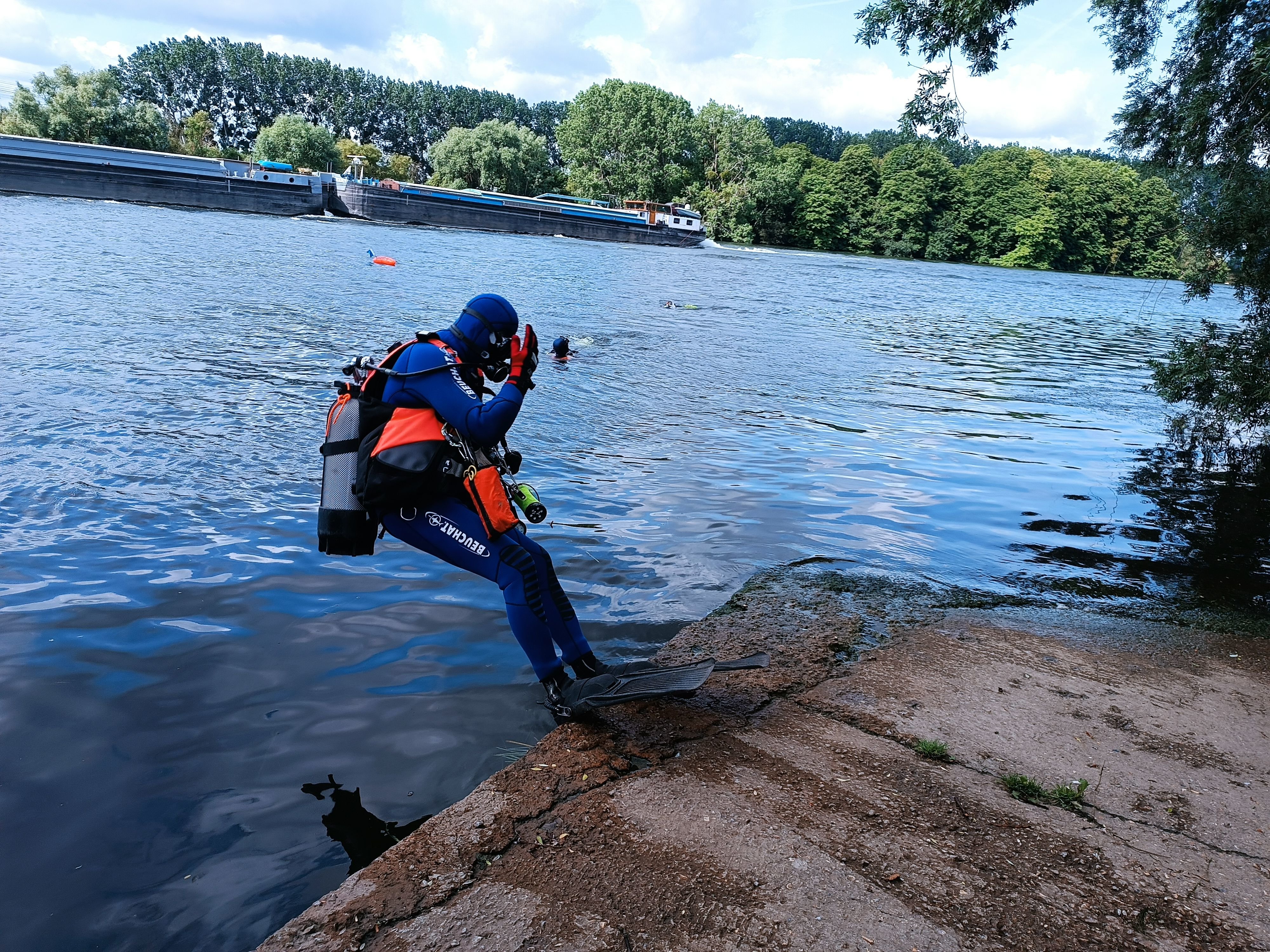 Herblay (Val d'Oise), le 26 juin 2023. Les plongeurs tentent de remonter à la surface une voiture envasée depuis de nombreuses années. LP/Nicolas Goinard