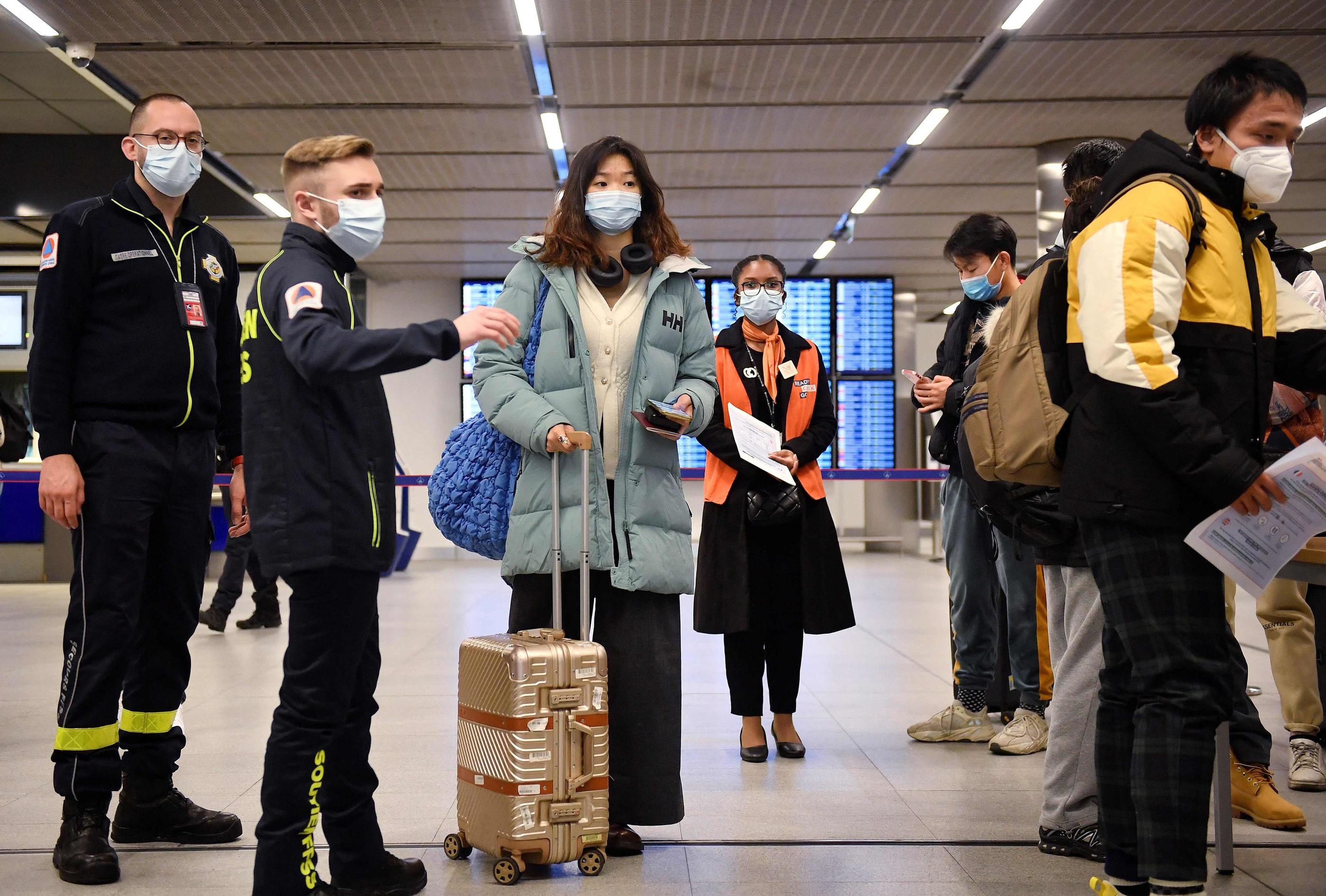 Seul le port du masque à bord des avions reste désormais obligatoire pour les vols en provenance de Chine et à destination de la France. JULIEN DE ROSA / AFP